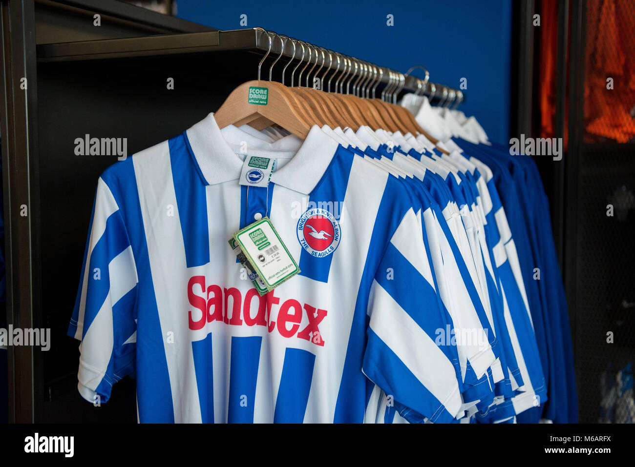 Foto del display del kit calcio e la merce nel club shop di Brighton e Hove Albion football team Foto Stock