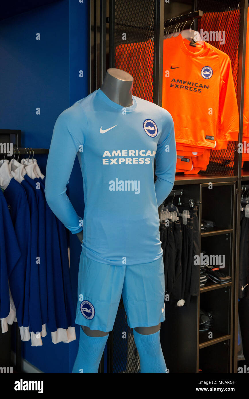 Foto del display del kit calcio e la merce nel club shop di Brighton e Hove Albion football team Foto Stock