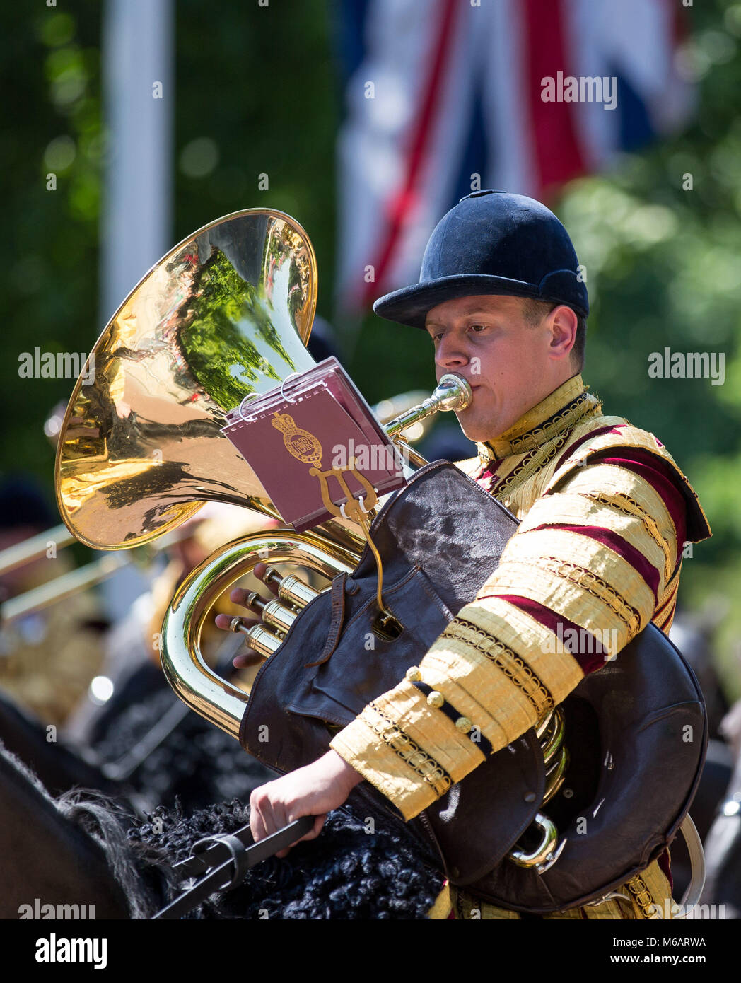 La banda montata della cavalleria della famiglia durante il Trooping il colore la Sua Altezza Reale la Regina Elisabetta II 91º compleanno Parade a Buckingham Pal Foto Stock