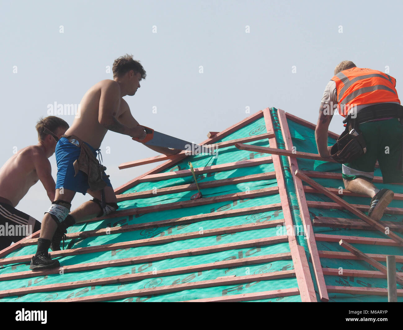 Coperture gli appaltatori che lavorano sul tetto della nuova build Hopkins case di sviluppo, NORFOLK Foto Stock