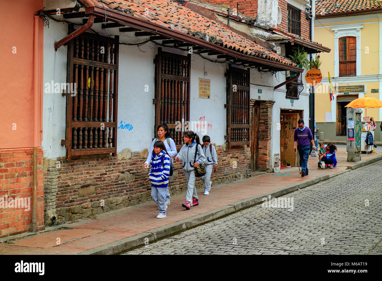 Bogotà, Colombia - 27 Gennaio 2017: locale al popolo colombiano a piedi attraverso le stradine del centro storico La Candelaria nel quartiere della capitale Foto Stock