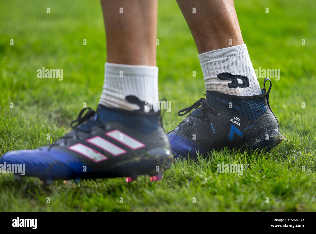 Watford Portiere Heurelho Gomes personalised adidas scarpe da calcio  visualizzando LUIZ (suo figlio) FLAVIA (sua moglie) durante la FA Cup  quarto round matc Foto stock - Alamy