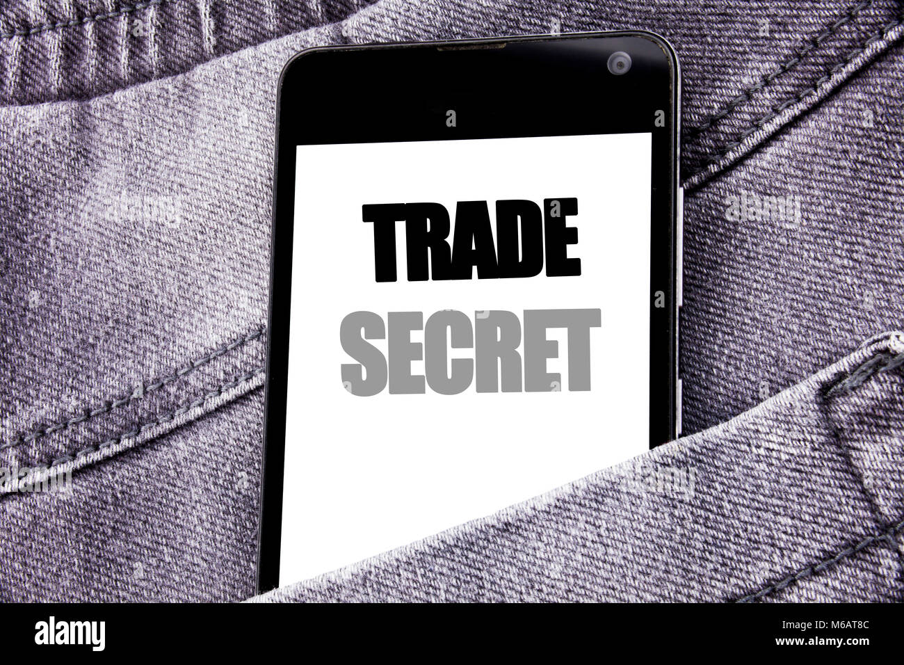 La scrittura a mano didascalia di testo di ispirazione che mostra il segreto commerciale. Il concetto di business per la protezione dei dati scritti telefono cellulare con spazio nel retro pant Foto Stock