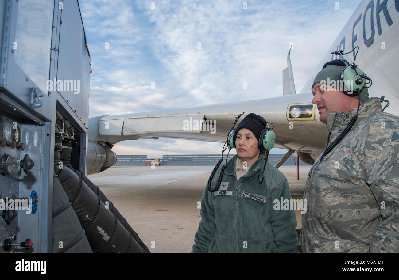 Stati Uniti Air Force Tech. Sgt. James Kieso, destra e Senior Airman Vickie Webb, equipaggio capi con la 116Manutenzione aeromobili squadrone, Georgia Air National Guard, monitorare un aria condizionata carrello utilizzato per il raffreddamento di componenti elettronici su una E-8C comune di stelle in preparazione per un lancio di mattina durante l'esercizio una lama di rasoio 18-02 a Robins Air Force Base, Ga., Febbraio 8, 2018. L'esercizio era una valutazione di fattibilità volti a valutare e misurare il Team JSTARS possibilità di implementare rapidamente e di impiegare pronti per il combattimento aviatori e airpower. Il focus dell'esercizio ruotava intorno al popolo di elaborazione, del carico e della E-8C Joi Foto Stock