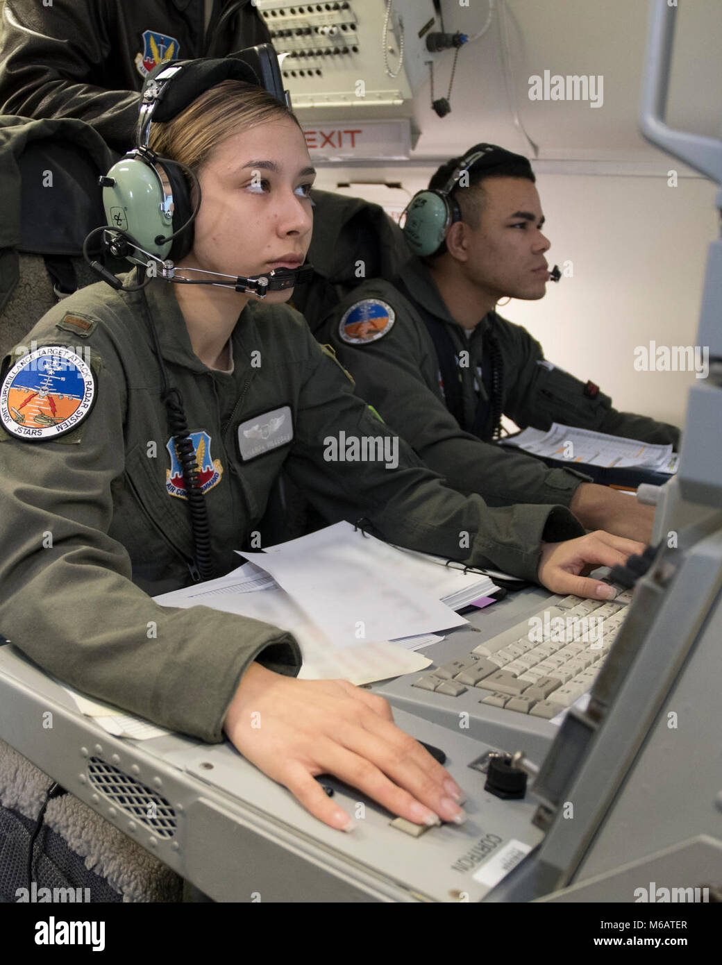 Stati Uniti Air Force 2 Lt. Amanda Villegas, sinistra e 1Lt. Aryk Bingham-Hill, aria armi ufficiali con la 330Combat Training Squadron, eseguire una ispezione pre-volo a loro operatore stazioni di lavoro a bordo E-8C comune di stelle durante l'esercizio una lama di rasoio 18-02 a Robins Air Force Base, Ga., Febbraio 8, 2018. L'esercizio era una valutazione di fattibilità volti a valutare e misurare il Team JSTARS possibilità di implementare rapidamente e di impiegare pronti per il combattimento aviatori e airpower. Il focus dell'esercizio ruotava intorno al popolo di elaborazione, del carico e della E-8C comune di stelle. Team JSTARS, consistente della Georgia aria N Foto Stock