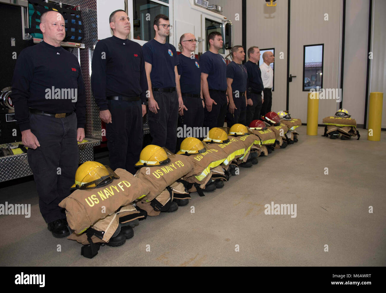 Struttura di supporto DEVESELU, Romania (feb. 22, 2018) supporto navale Facility (NSF) Deveselu fuoco e servizi di emergenza stand personale in formazione durante un allarme di ultima cerimonia in onore di Chief Dean Riewald, Navy regione Europa, Africa, Asia sud-ovest's fire chief, recentemente scomparso. L'ultima cerimonia di allarme è una tradizione onorata da tempo il fuoco e il personale di emergenza utilizzare per pagare rispetto ai loro compagni caduti. NSF e Deveselu egida a terra il sistema di Difesa Missilistica della Romania sono co-localizzato con il rumeno 99th Base Militare e gioca un ruolo chiave nel missile balistico di difesa in Europa orientale. (U.S. Foto Stock