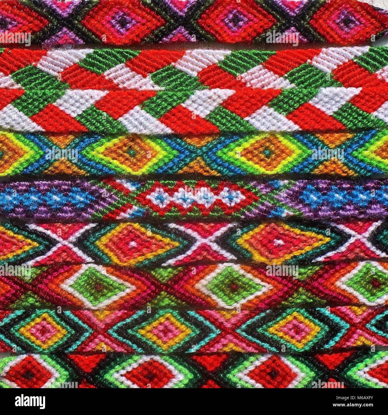 Modelli di colore in nativo americano bracciali in tessuto. Foto Stock