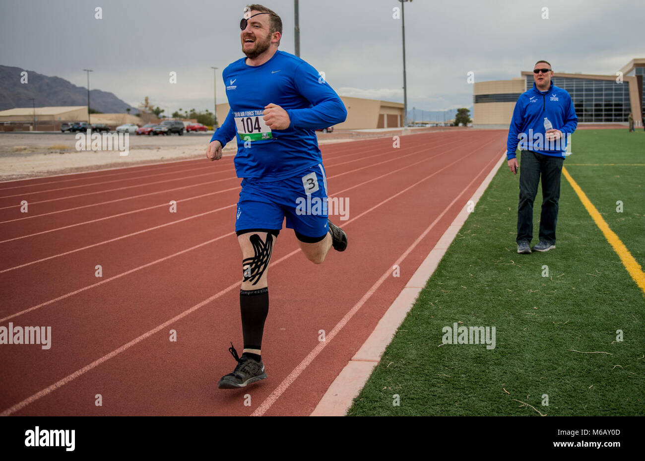 Brett Campfield, un guerriero ferito atleta, compete in uomini del 1500 metri di gara in pista e sul campo la concorrenza durante il quinto annuale Air Force guerriero ferito prove su alla Nellis Air Force Base in Nevada, 27 febbraio 2018. La Air Force guerriero ferito programma è concepito per fornire assistenza personalizzata, servizi e attività di advocacy di feriti, malati o feriti il recupero di elementi di servizio. (U.S. Air Force Foto Stock