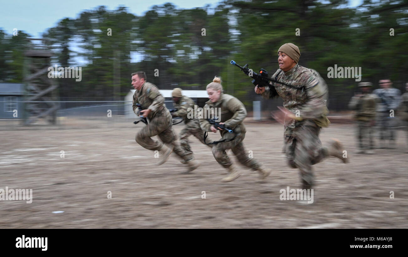 Avieri assegnato al primo combattimento squadrone della fotocamera, Base comune Charleston, Carolina del Sud, eseguire esercitazioni di tattica di Febbraio 13, 2018 a McCrady Training Center, Eastover, S.C., durante Scorpion lente 2018, una capacità annuale di sopravvivere e di far funzionare l'esercizio ordinato dalla Air Force Combat fotocamera lavoro norme di qualificazione. Tenuto presso la United States Army Training Center Fort Jackson, S.C. e la McCrady Training Center, Eastover, S.C., l'esercizio ha lo scopo di fornire un training di aggiornamento per combattere il personale della fotocamera. Gli individui vengono istruiti nelle aree di tattiche di combattimento, Foto Stock