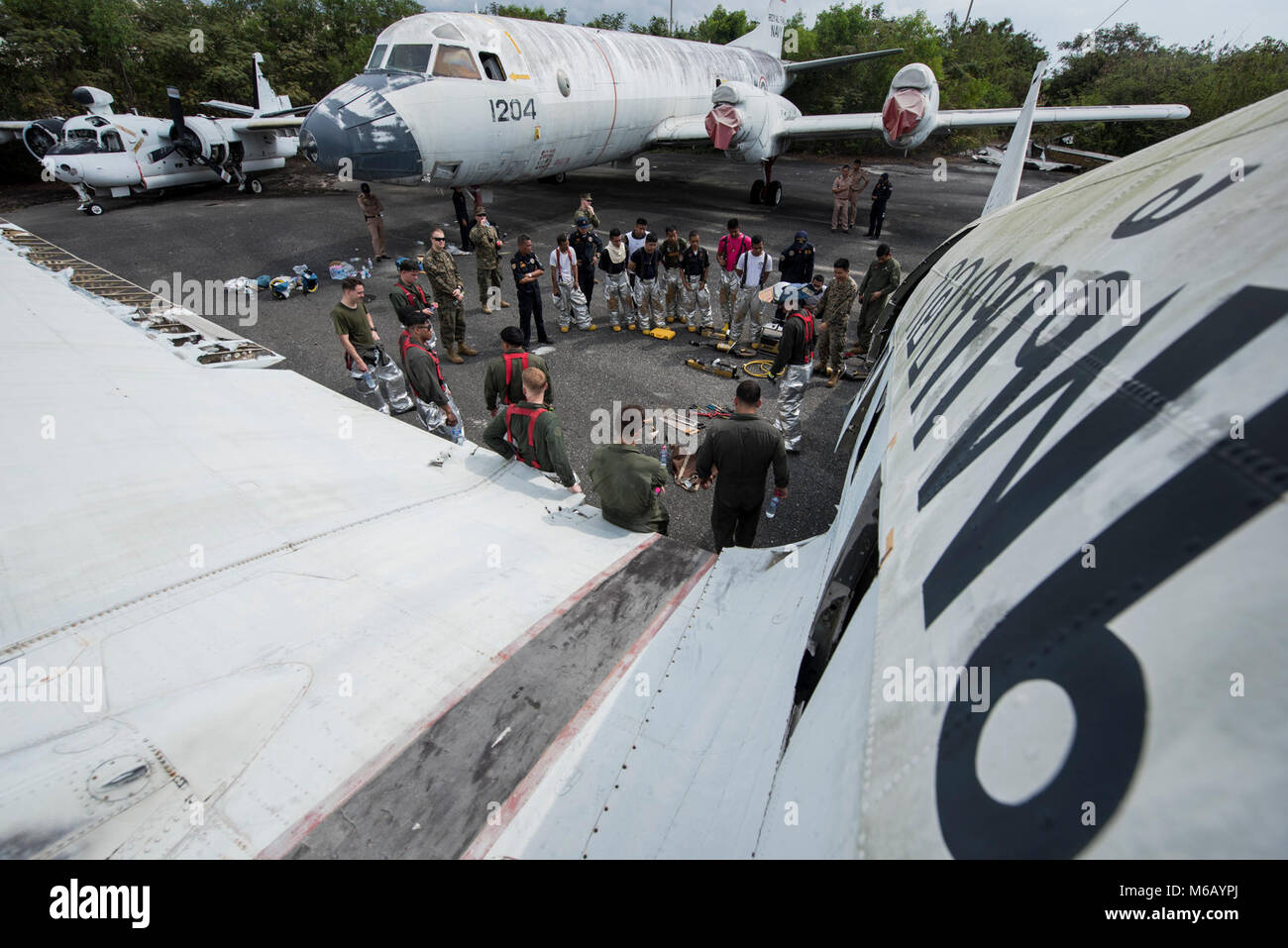 Stati Uniti Marine Corps Sgt. Adam Ströbel, un vigile del fuoco expeditionary con Marine Wing Support Squadron 172 dal Bedford N.H., mostra i vigili del fuoco dalla Marina Militare tailandese di aeromobili attrezzature di estrazione durante il corso di formazione in corrispondenza di U Tapao-Aeroporto internazionale, provincia di Rayong, Thailandia. La formazione è stata condotta come parte di esercizio Cobra Gold 2018. Dopo la formazione di estrazione, l'estinzione combinato team ha condotto un live masterizzare per simulare un incidente aereo. La formazione bilaterale attivato i vigili del fuoco in modo approfondito come gli altri servizi opera. Cobra Oro, detenute da Feb. 13-23 nella sua trentasettesima iterazione Foto Stock