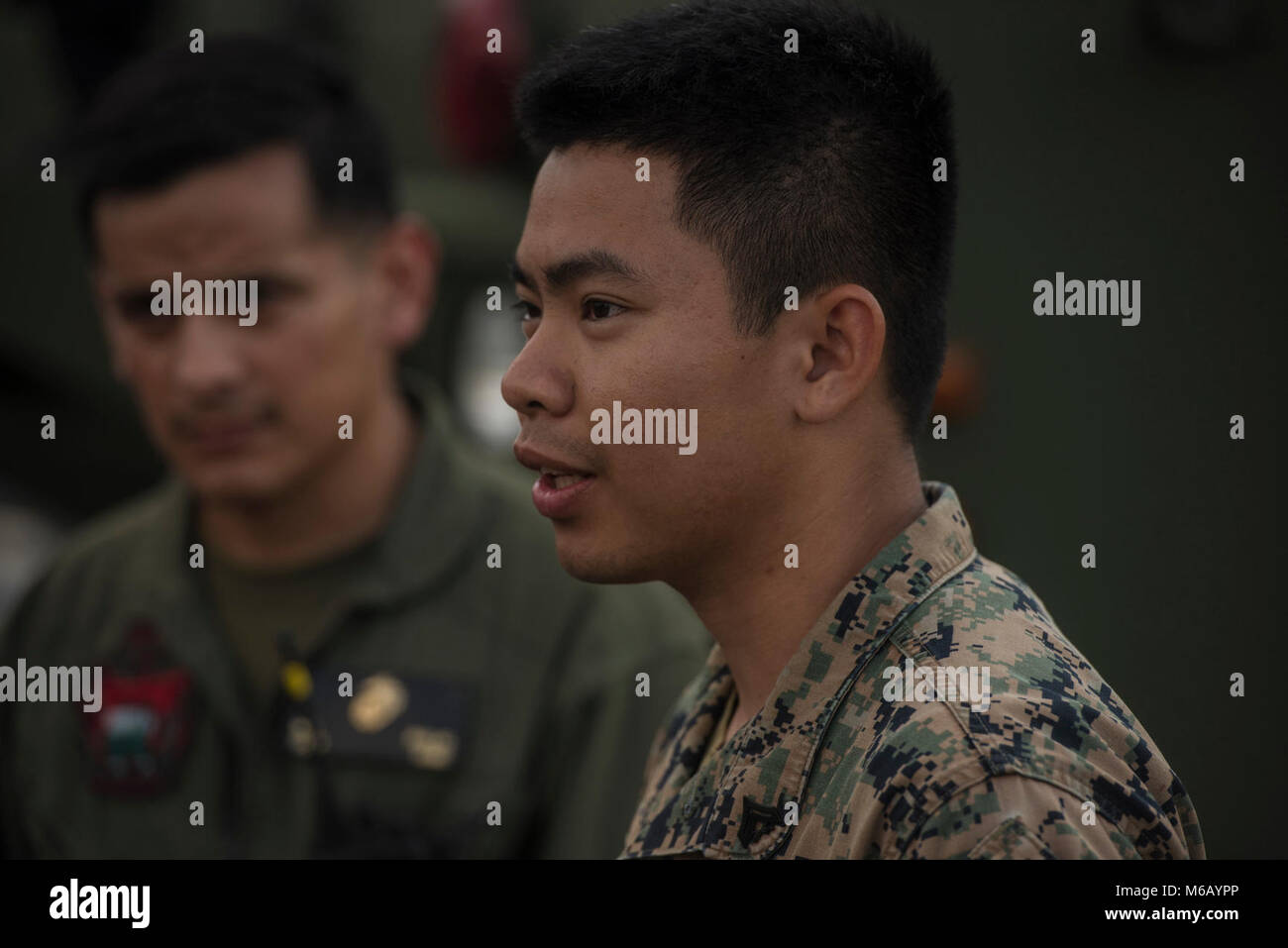 Stati Uniti Marine Corps Cpl. Aphiwat Promkhan, una Marina Wing Support Squadron 172 aviosuperficie expeditionary Marine da Sacramento in California, si traduce per i fanti di marina del suo squadrone e vigili del fuoco dalla Marina Militare tailandese, il 20 febbraio 2018, prima di un live masterizzare per simulare un aeromobile crash a U Tapao-Aeroporto internazionale, provincia di Rayong, Thailandia. "È fantastico essere un traduttore. È stato davvero interessante: ho trovato più facile tradurre Thai e inglese, ma in un altro modo è stato molto più difficile. L'esperienza durante la fase di esercizio Cobra Gold è stata sorprendente; ho avuto modo di incontrare un sacco di persone. La parte migliore di questo stato Foto Stock