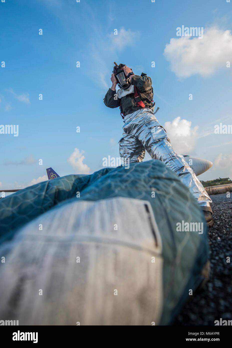 Un U.S. Marine Corps pompiere assegnato a Marina Wing Support Squadron 172 indossa la sua marcia di Febbraio 20, 2018 durante un live masterizzare per simulare un aeromobile crash a U Tapao-Aeroporto internazionale, divieto di Distretto Chang, provincia di Rayong, Thailandia. La formazione è stata condotta come parte di esercizio Cobra Gold 2018. Esercizio Cobra oro, nella sua trentasettesima iterazione, è destinato a far avanzare la sicurezza regionale e garantire risposte efficaci alle crisi regionali portando insieme nel Regno di Thailandia una robusta forza multinazionale per affrontare obiettivi condivisi e impegni di sicurezza nella regione Indo-Pacifico. (U.S. Aria F Foto Stock