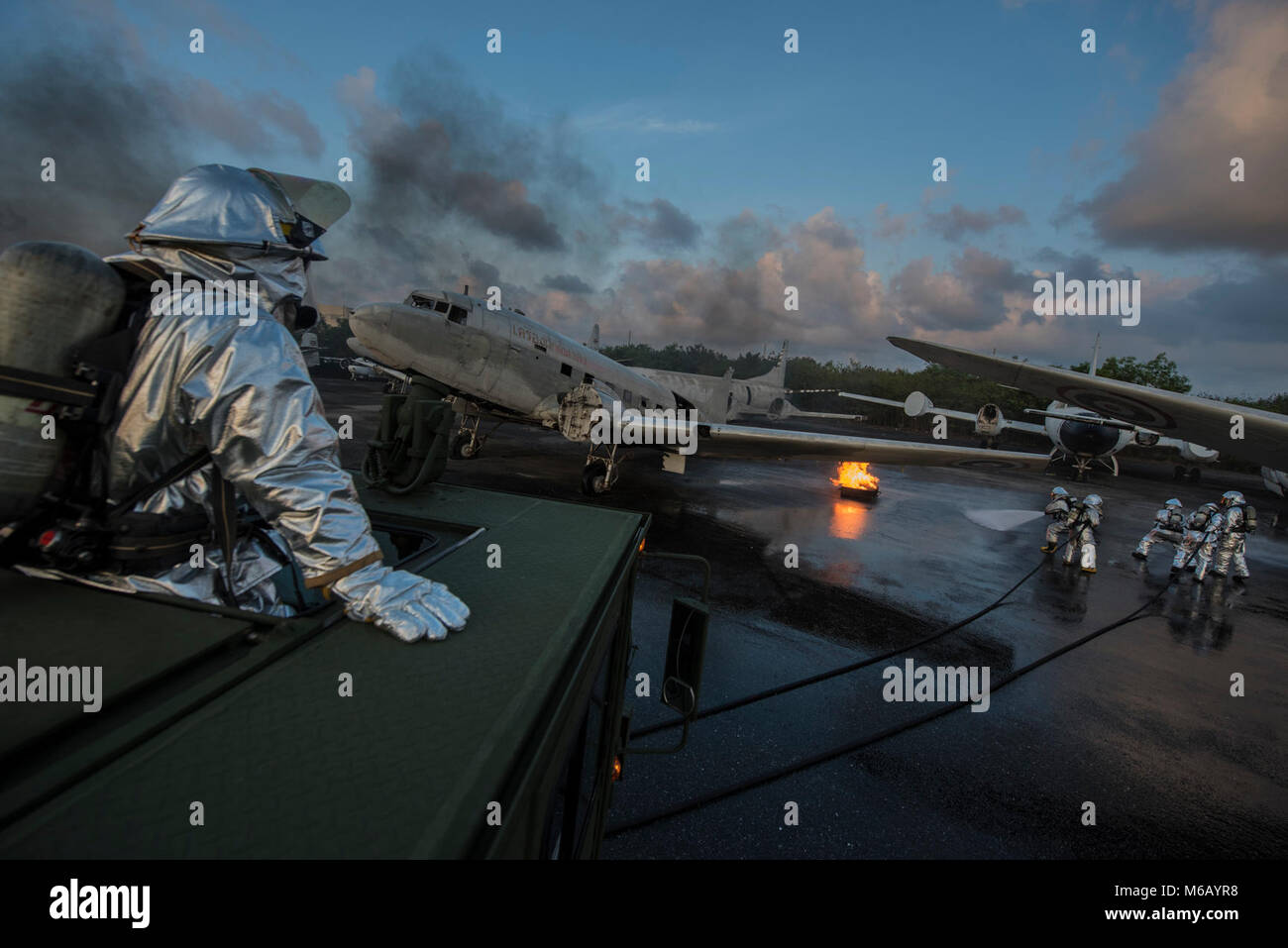 Stati Uniti Marine Corps vigili del fuoco dalla Marina Wing Support Squadron 172 e Royal Thai Navy vigili del fuoco lavorano insieme per estinguere un incendio di aeromobili in una simulazione di crash scenario, il 20 febbraio 2018, durante l'estrazione degli aerei della formazione a U Tapao-Aeroporto internazionale, provincia di Rayong, Thailandia. La formazione è stata condotta come parte di esercizio Cobra Gold 2018. Cobra Oro, detenute da Feb. 13-23 nella sua trentasettesima iterazione, è destinato a far avanzare la sicurezza regionale e garantire risposte efficaci alle crisi regionali riunendo una robusta forza multinazionale nel Regno di Thailandia all'indirizzo obiettivo condiviso Foto Stock