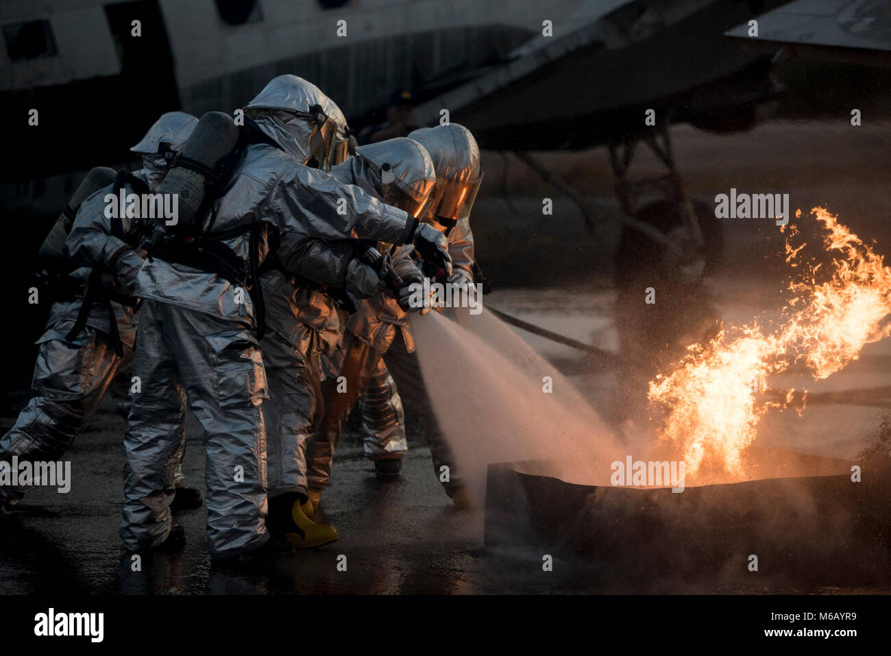 Stati Uniti Marine Corps vigili del fuoco dalla Marina Wing Support Squadron 172 e Royal Thai Navy vigili del fuoco lavorano insieme per estinguere un incendio di aeromobili in una simulazione di crash scenario, il 20 febbraio 2018, durante l'estrazione degli aerei della formazione a U Tapao-Aeroporto internazionale, provincia di Rayong, Thailandia. La formazione è stata condotta come parte di esercizio Cobra Gold 2018. Cobra Oro, detenute da Feb. 13-23 nella sua trentasettesima iterazione, è destinato a far avanzare la sicurezza regionale e garantire risposte efficaci alle crisi regionali riunendo una robusta forza multinazionale nel Regno di Thailandia all'indirizzo obiettivo condiviso Foto Stock