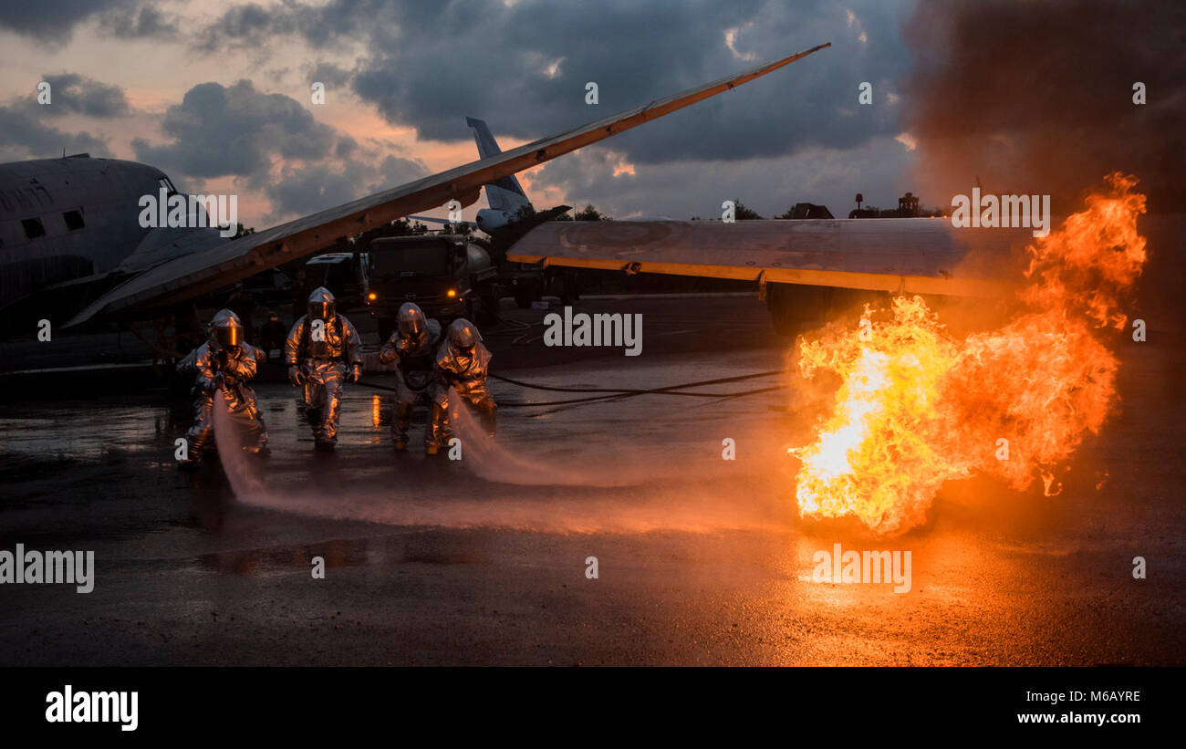 Stati Uniti Marine Corps vigili del fuoco dalla Marina Wing Support Squadron 172 e Royal Thai Navy vigili del fuoco lavorano insieme per estinguere un incendio di aeromobili in una simulazione di crash scenario, il 20 febbraio 2018, durante l'estrazione degli aerei della formazione a U Tapao-Aeroporto internazionale, provincia di Rayong, Thailandia. La formazione è stata condotta come parte di esercizio Cobra Gold 2018. Cobra Oro, detenute da Feb. 13-23 nella sua trentasettesima iterazione, è destinato a far avanzare la sicurezza regionale e garantire risposte efficaci alle crisi regionali riunendo una robusta forza multinazionale nel Regno di Thailandia all'indirizzo obiettivo condiviso Foto Stock