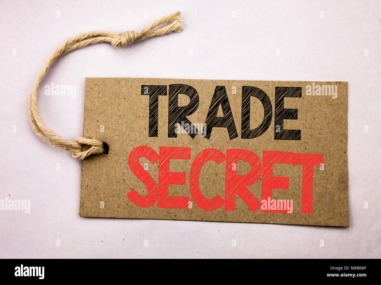 La scrittura a mano didascalia di testo di ispirazione che mostra il segreto commerciale. Il concetto di business per la protezione dei dati scritti sul cartellino del prezzo sulla carta bianca backgroun vintage Foto Stock