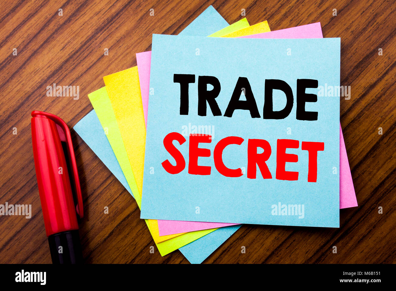 Scrittura testo Annuncio segreto commerciale. Concetto per la protezione dei dati scritti su un foglietto adesivo stick nota con sfondo di legno con spazio office visualizza wi Foto Stock