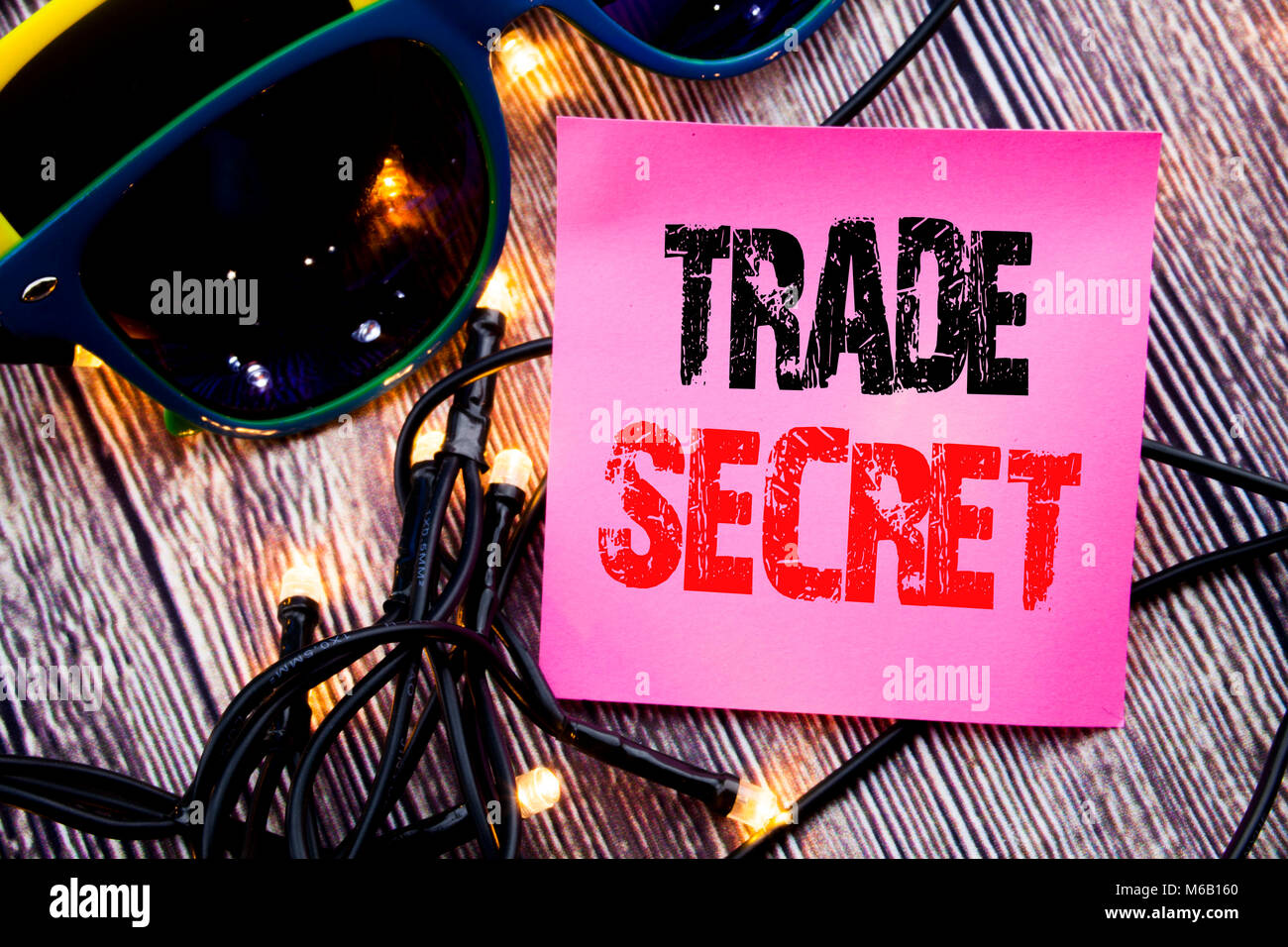 La scrittura a mano didascalia di testo che mostra il segreto commerciale. Il concetto di business per la protezione dei dati scritti sul legno con occhiali da sole spazio copia Foto Stock
