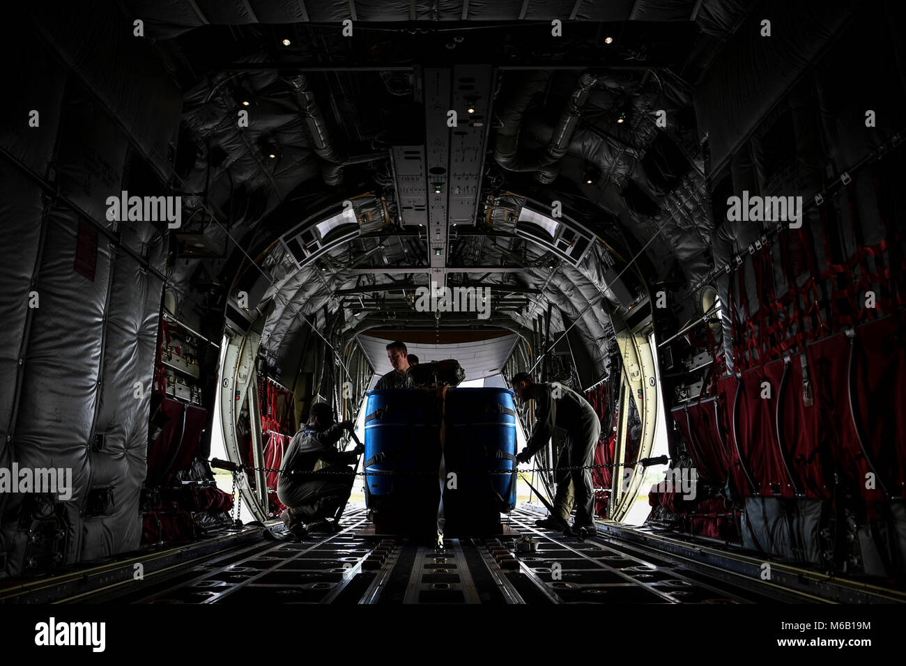 Stati Uniti Air Force loadmasters, assegnato alla XXXVI Airlift Squadron, la fascetta verso il basso un pallet all'interno di un U.S. Air Force C-130J Super Ercole per una missione di airdrop durante l'esercizio a far fronte nord 18 presso Andersen Air Force Base di Guam, 27 febbraio. CN18 è un Pacific Air Forces sponsorizzato tri-campo laterale esercizio di formazione (FTX) progettato per sviluppare sinergiche e aumentare l'interoperabilità di U.S. Forze Aeree, Royal Australian Air Force (RAAF), e il Koku Jieitai (Giapponese Aria forza di autodifesa). (U.S. Air Force Foto Stock