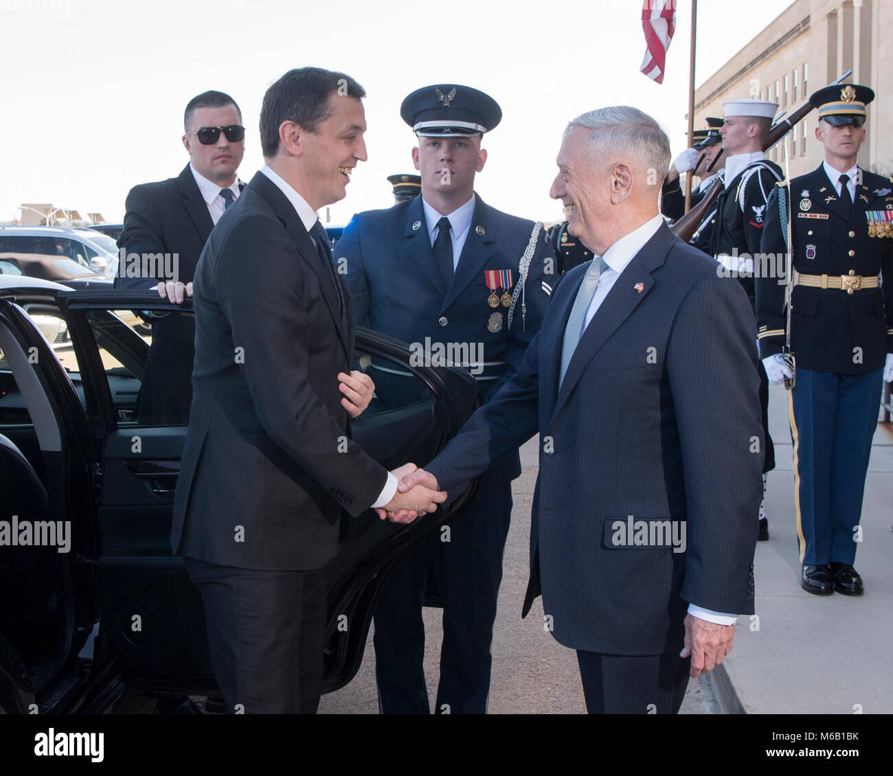Il Segretario della Difesa James N. Mattis host con il Montenegro il Ministro della Difesa, Predrag Bošković per una riunione al Pentagono a Washington D.C., il 27 febbraio 2018. (DoD Foto Stock
