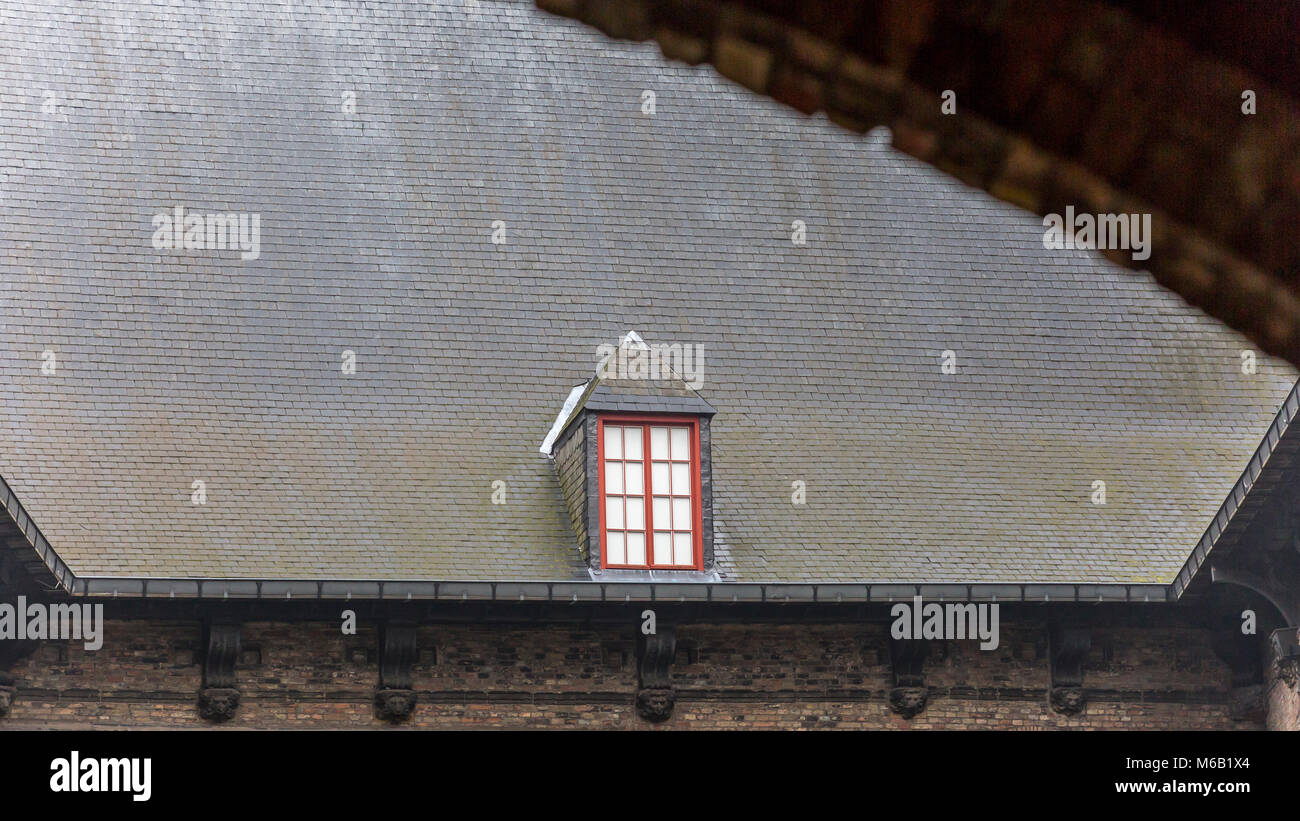 Il Belfry e il cortile interno la grande tetto di tegole con un solitario abbaino che domina il cortile aperto al di sotto di Foto Stock