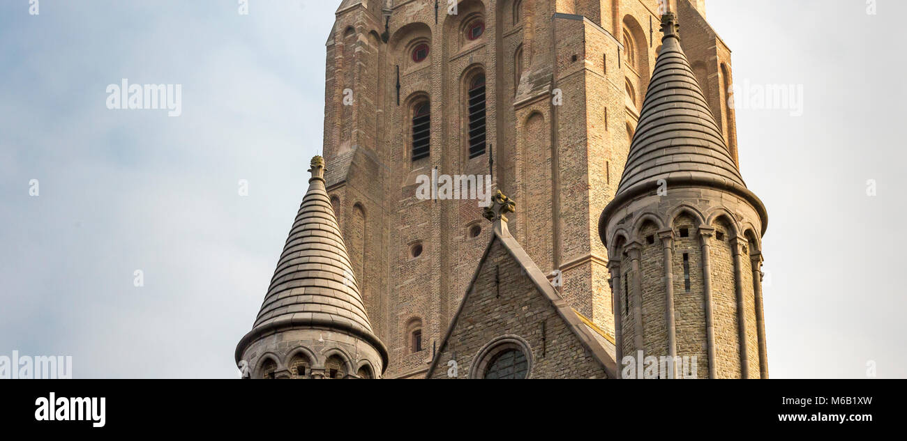 Due mattoni conicle le guglie della chiesa di Nostra Signora di primo piano della chiesa magnifica torre alta Foto Stock