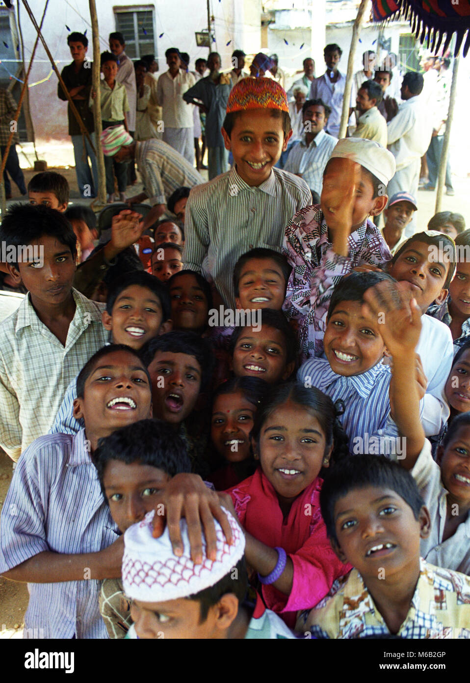 Musulmani indiani bambini divertirsi su un giorno di nozze. Foto Stock