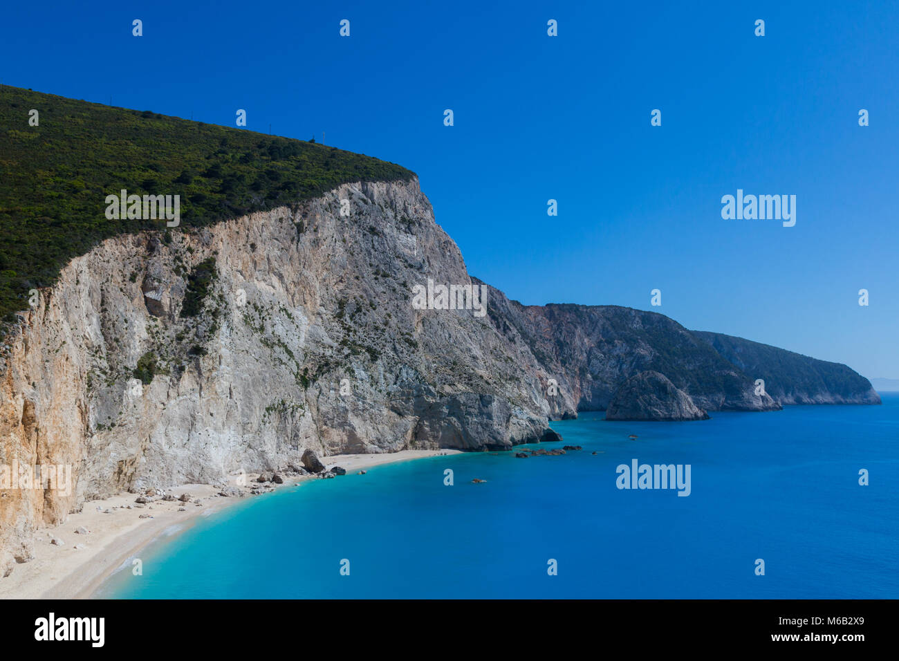 Natural katsiki beach, rocce, il profondo blu del cielo e del mare, Lefkas, LEFKADA, Grecia Foto Stock