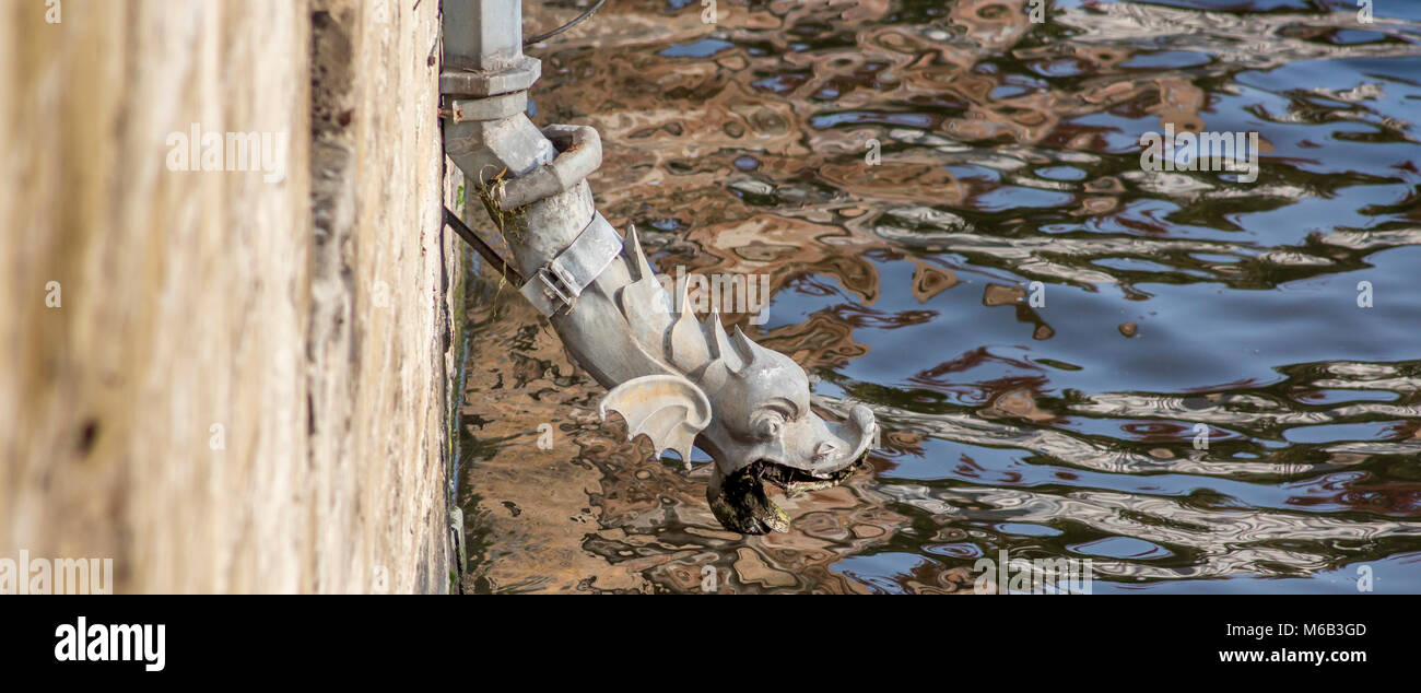 Ornato antico drago ruggente grondaia della parte iniziale dello scarico al di sopra del tubo di lancio Bruge canal Foto Stock