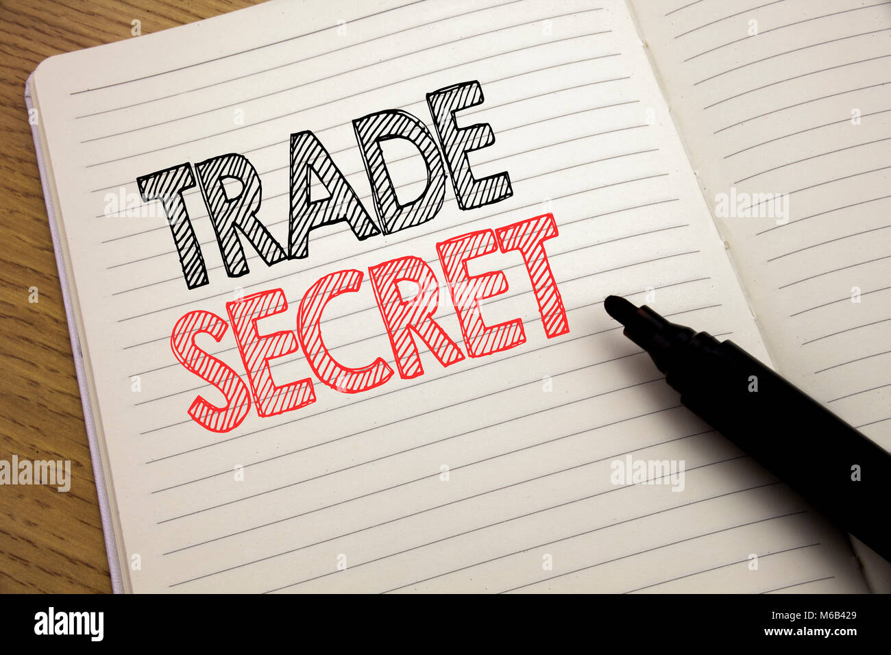 Annuncio della scrittura testo che mostra il segreto commerciale. Il concetto di business per la protezione dei dati scritti su notebook con spazio sul libro lo sfondo con il marcatore Foto Stock