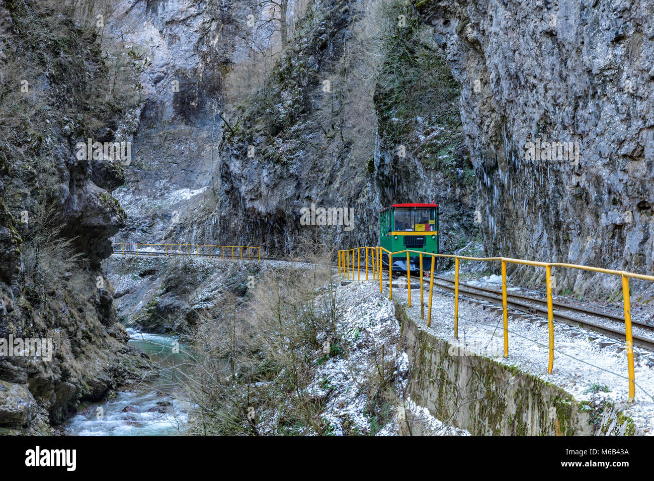 Ferrovia Turistica corse in auto lungo la gola di montagna Foto Stock