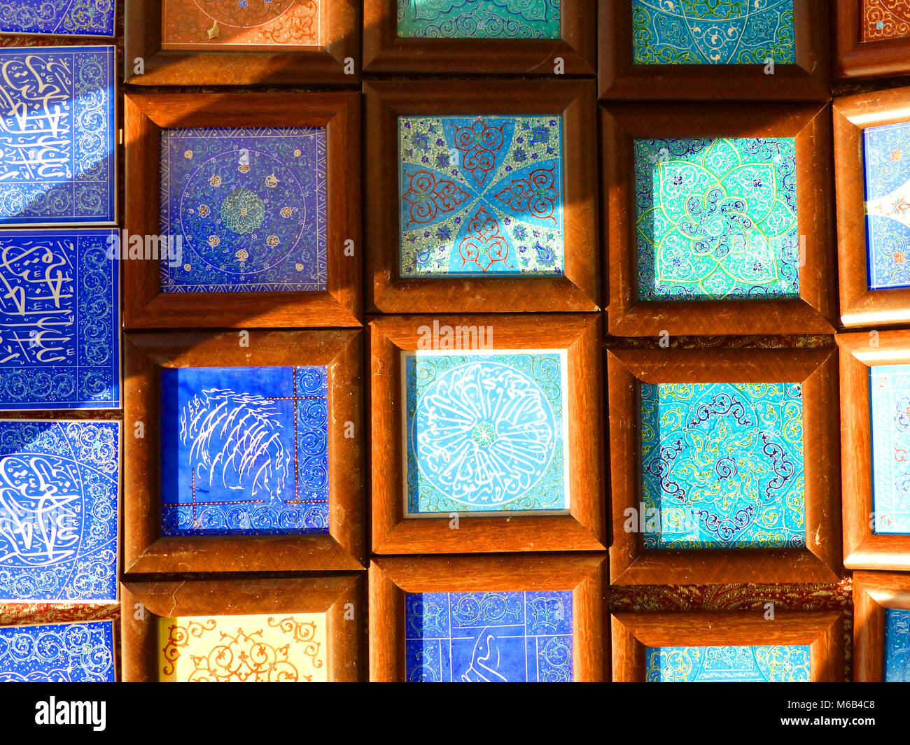 Mosaico iraniano parete vicino moschea a Esfahan Foto Stock