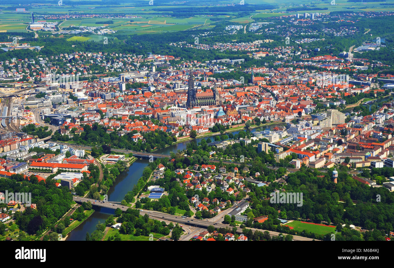 Una più stretta vista aerea di Ulm Minster (Ulmer Münster) e Ulm, Germania meridionale su una soleggiata giornata estiva Foto Stock