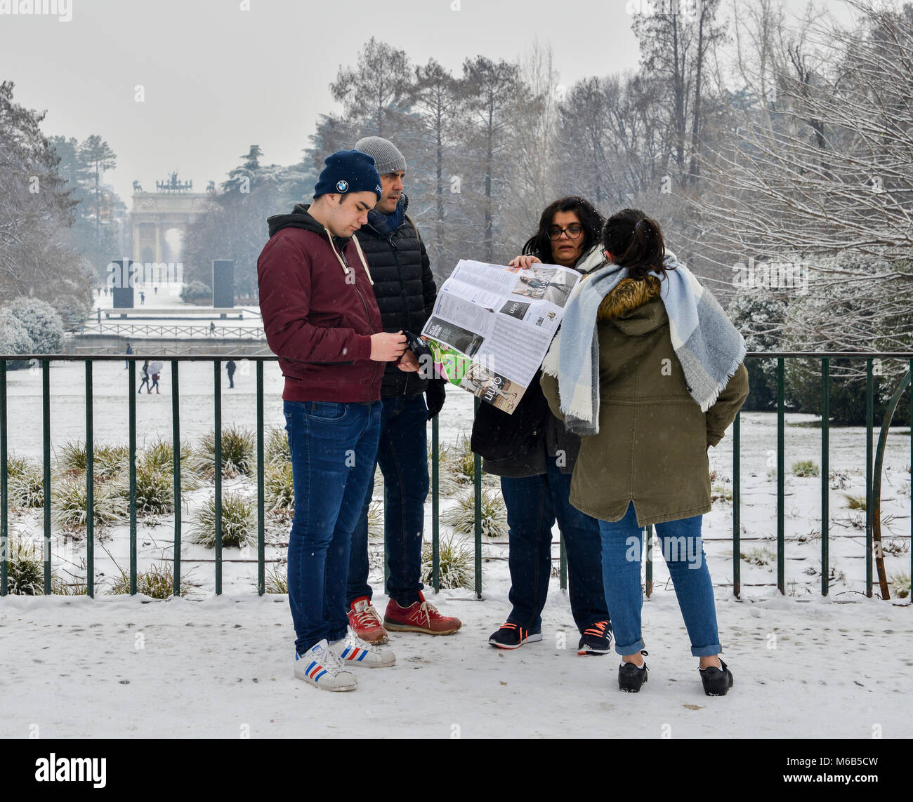 Insolitamente freddo e nevoso meteo a causa di un fenomeno chiamato Bestia da est colpisce milano, lombardia, italia. A sfondo è l Arco della Pace in Parco Sempione Foto Stock