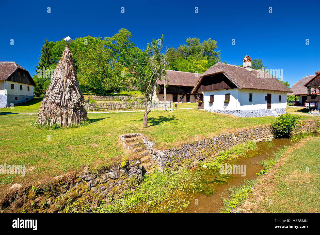 Kumrovec pittoresco villaggio e creek nella regione di Zagorje croato, luogo di nascita di Josip Broz Tito, ex leader della Iugoslavia Foto Stock