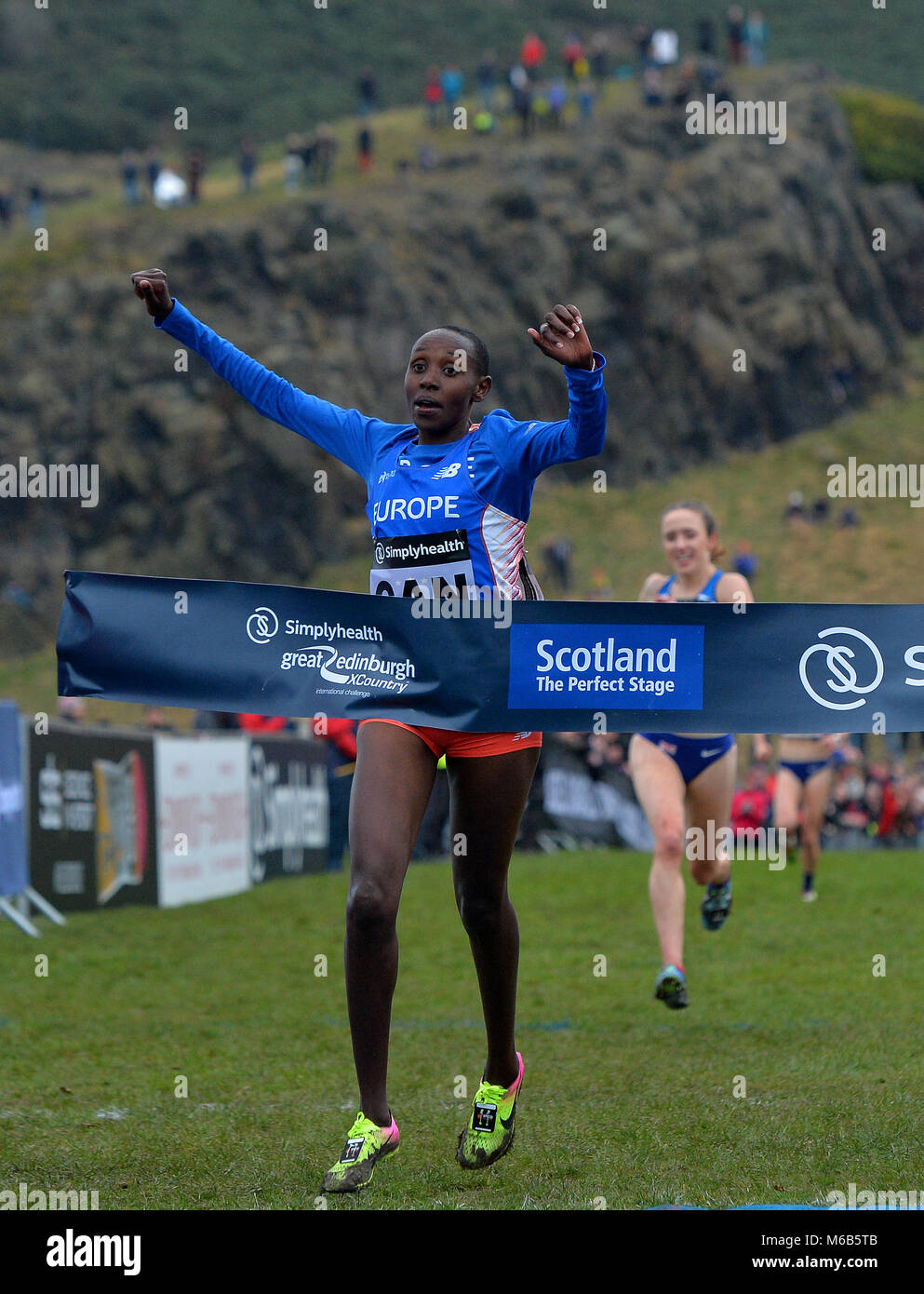 Yasmin può attraversa la linea del traguardo per vincere la grande Simplyhealth Edinburgh XCountry Womans 6k gara durante la Grande Edinburgh International XCountry 2018 in Holyrood Park, Edimburgo. Stampa foto di associazione. Picture Data: Sabato 13 Gennaio, 2018. Foto di credito dovrebbe leggere: Mark Runnacles/filo PA. Foto Stock