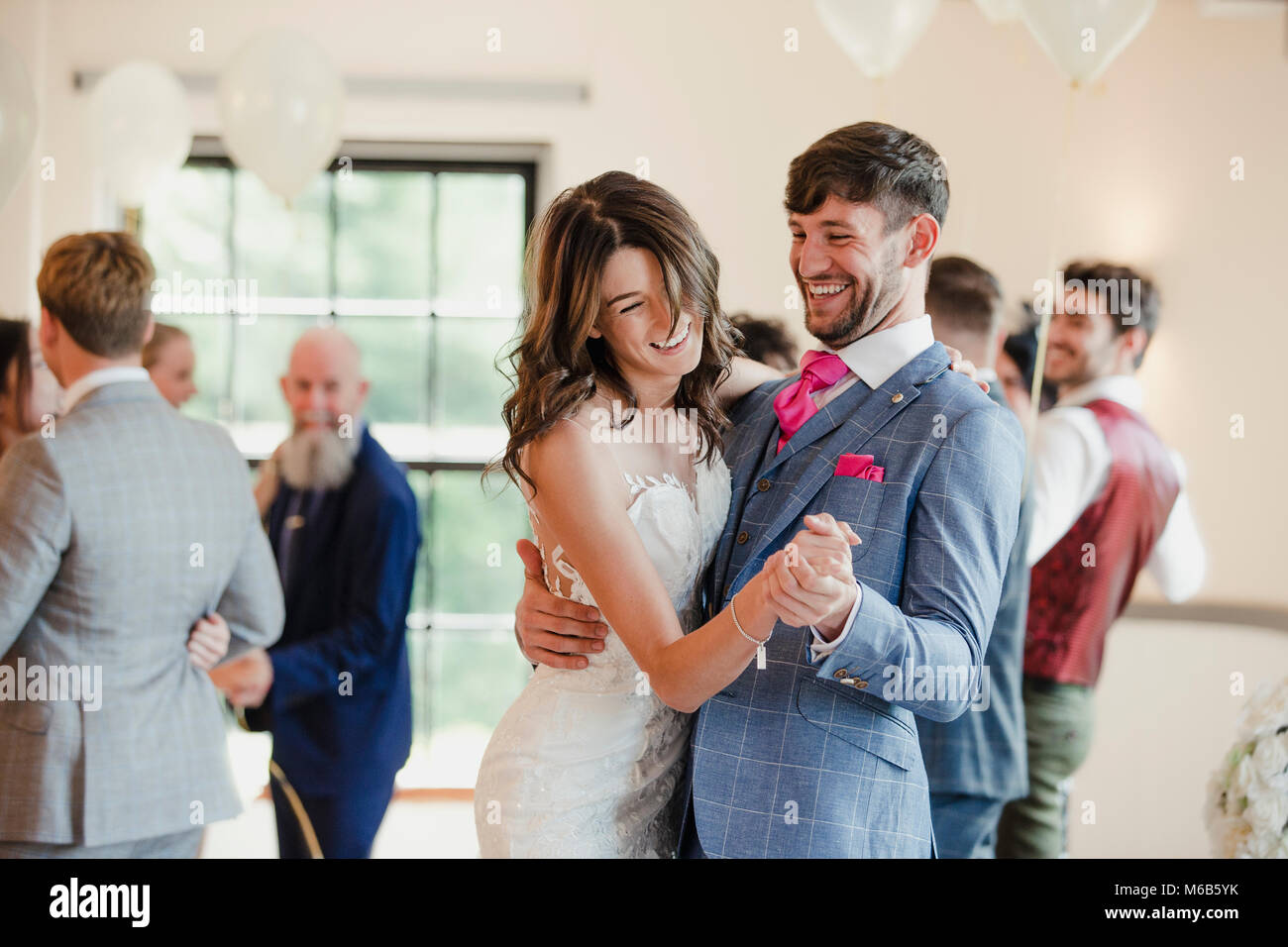 Coppia di novelli sposi ballano insieme il giorno delle nozze con tutti i loro ospiti. Foto Stock