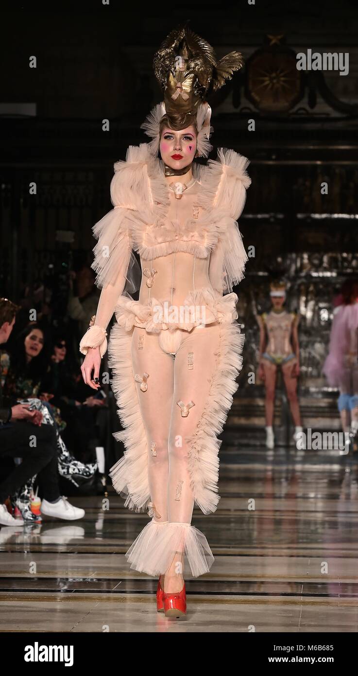 Porco di Pam in AW18 Scout di moda Foto Stock