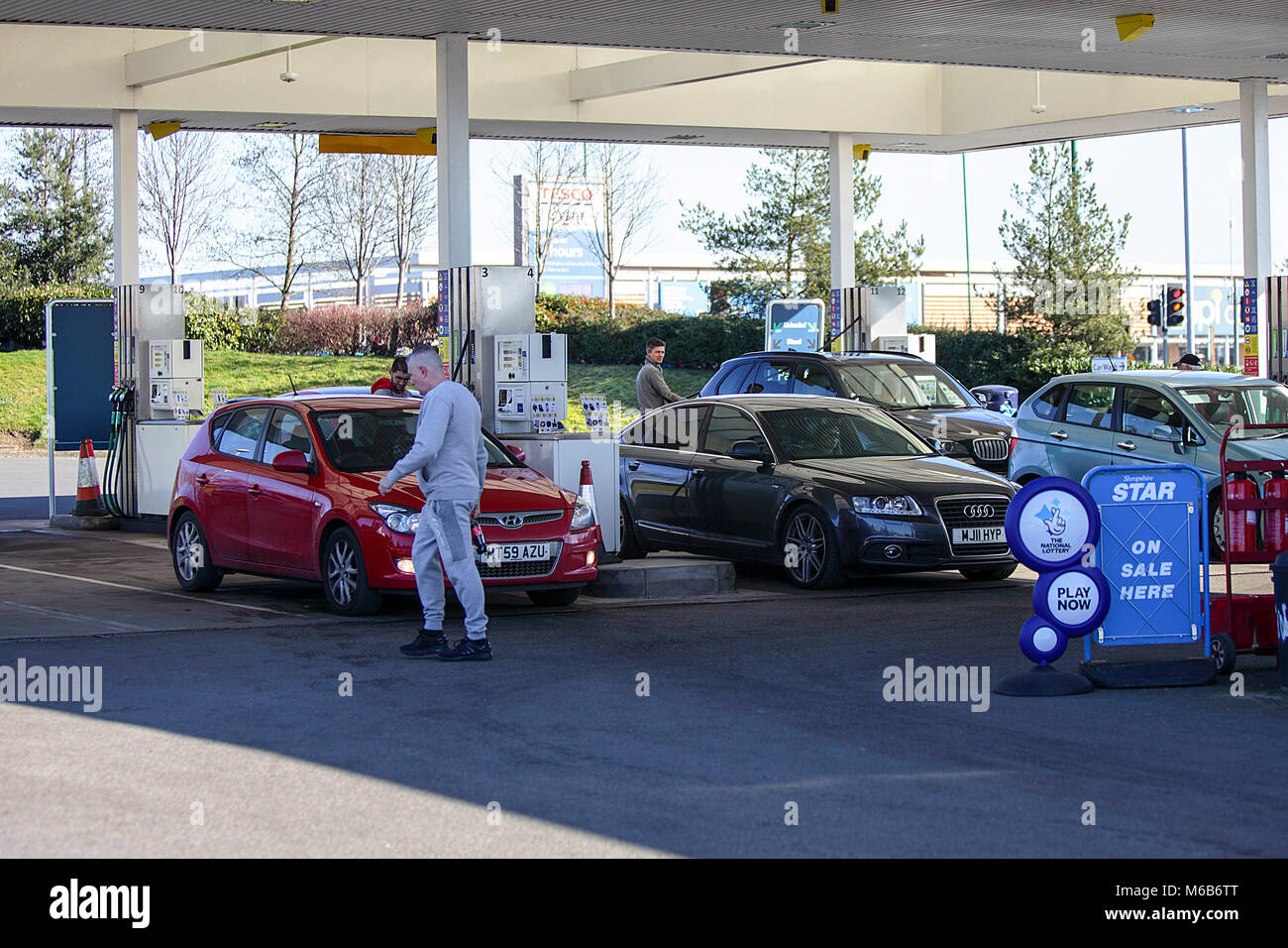 Uno di(13) immagini in questo set che comprende principalmente le imprese più due attraversamento pedonale pulsante segnali. Tesco Stazione di carburante al campo di battaglia. Foto Stock