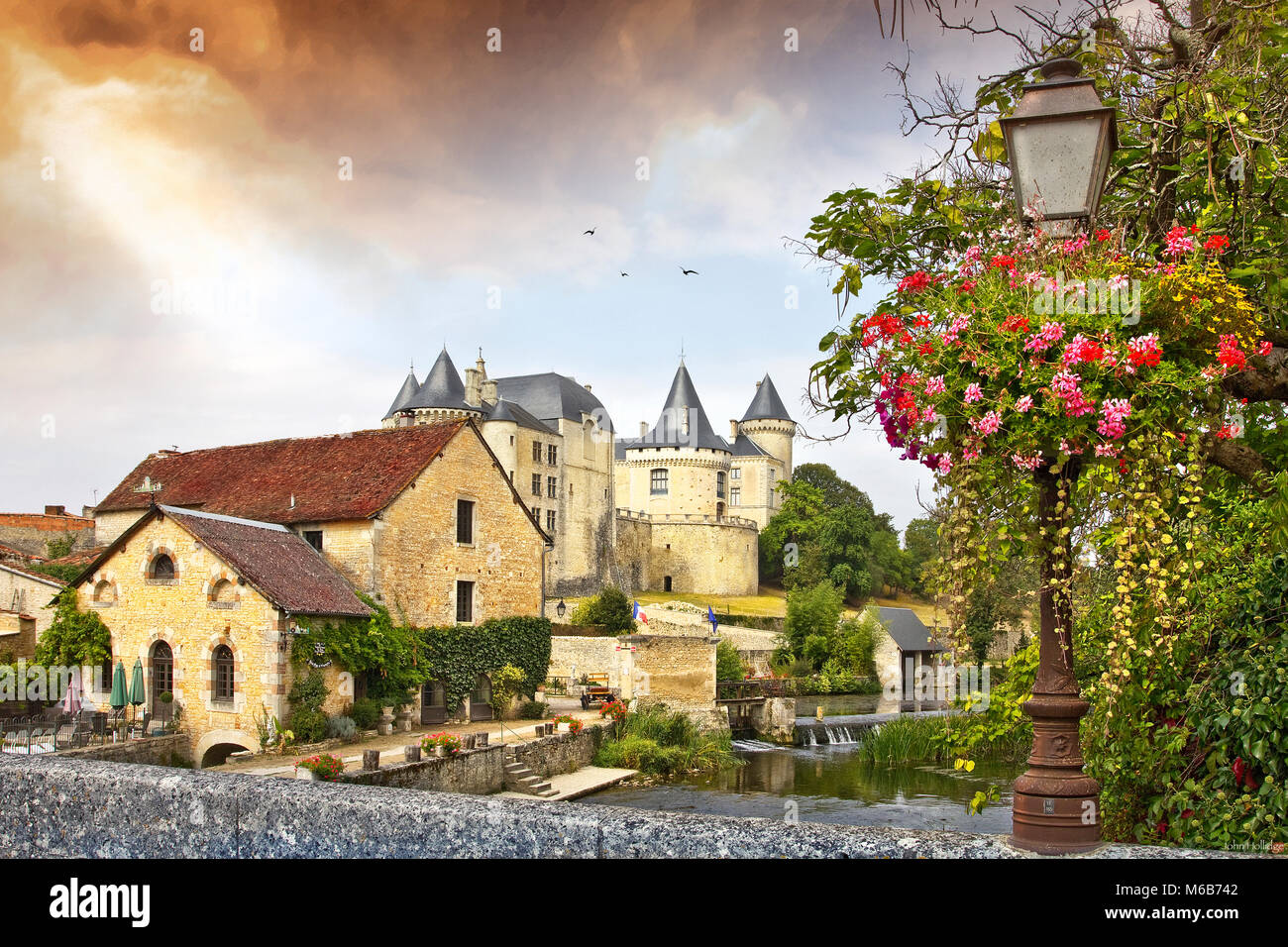 Strada deserta nel villaggio francese Foto Stock