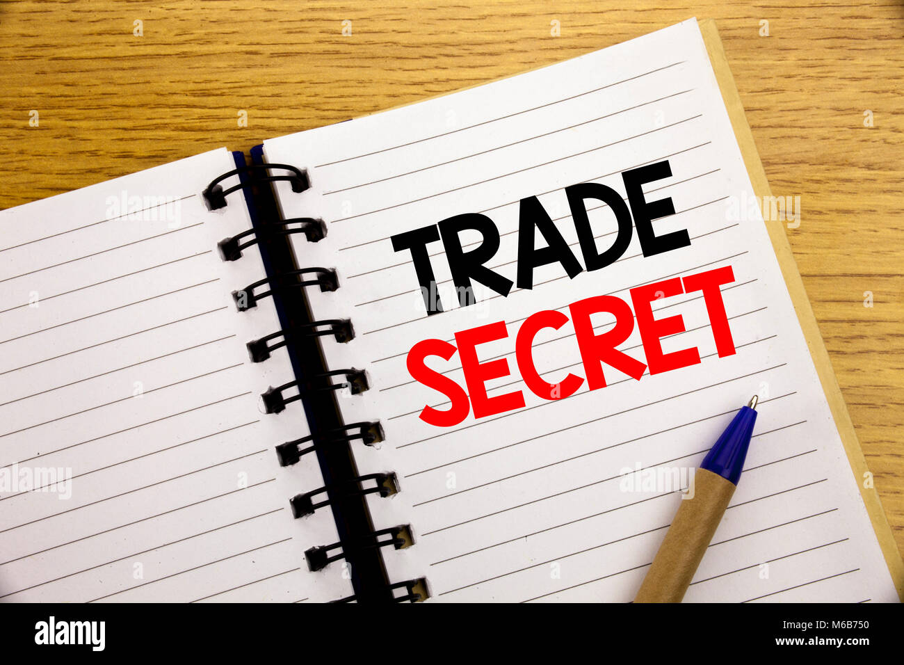 La parola, la scrittura al segreto commerciale. Il concetto di business per la protezione dei dati scritti sul blocco note con spazio sul legno vecchio sfondo di legno con marcatore Foto Stock