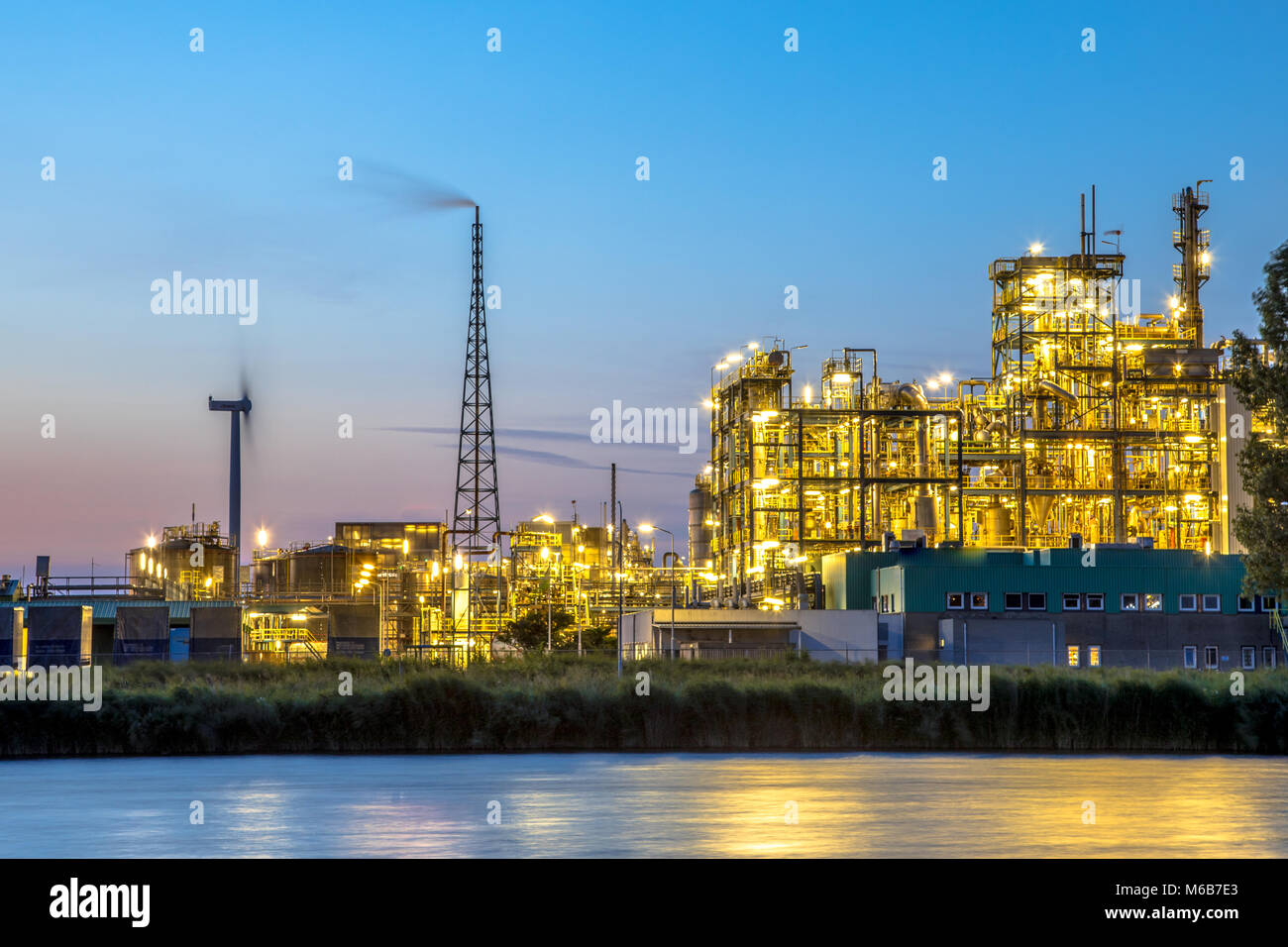 Impianto chimico lunga esposizione al tramonto a Delfzijl area portuale Foto Stock