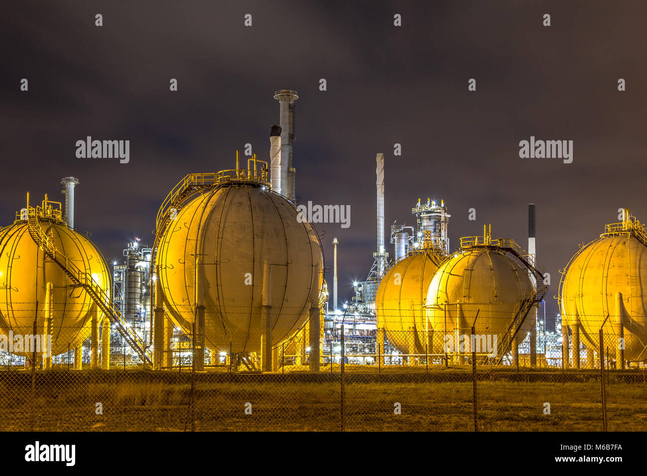 Gas naturale liquido forma di globo in contenitori in Europoort area industriale Botlek ubicazione nel Porto di Rotterdam Foto Stock