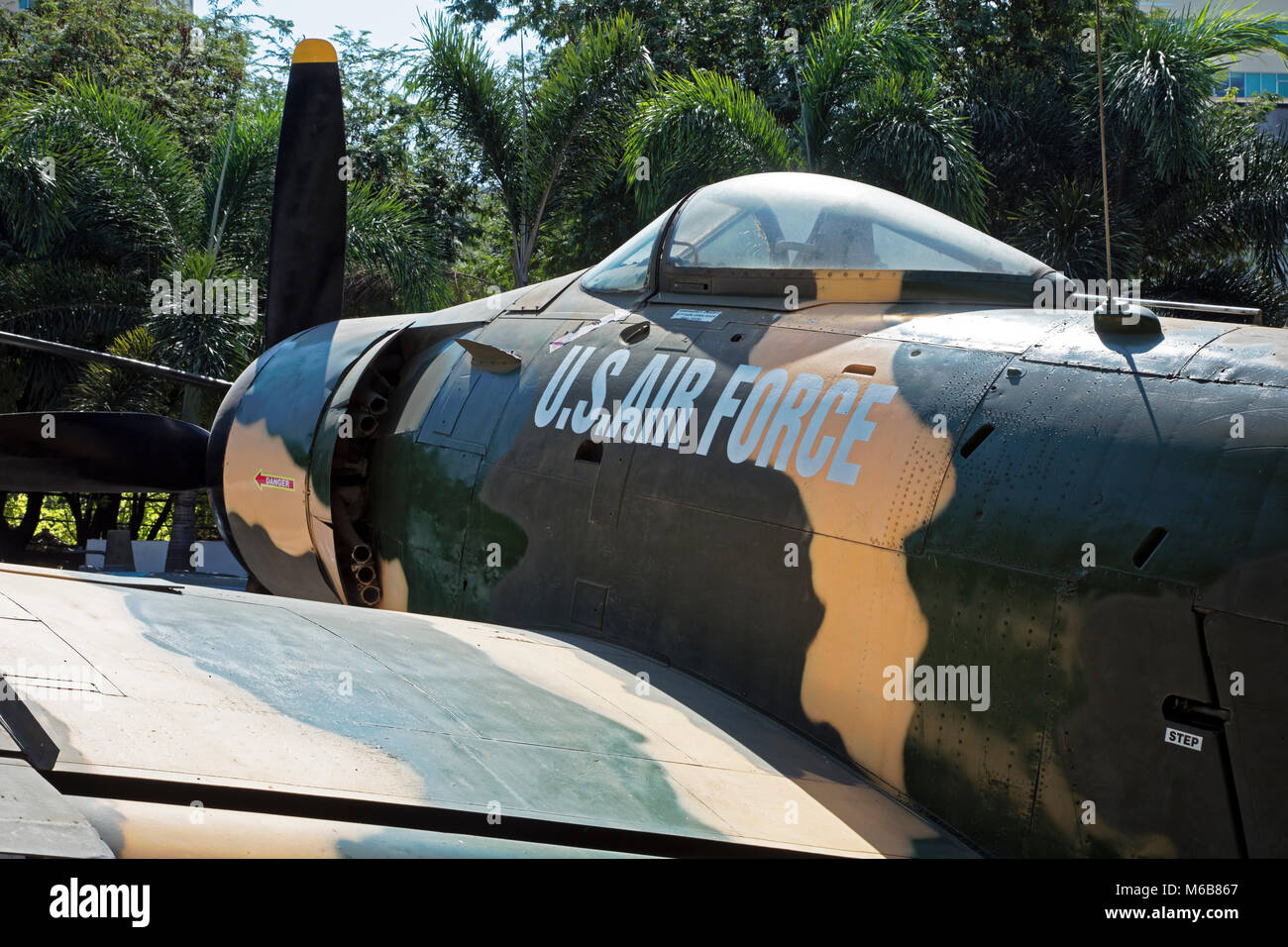 Un Americano A-1 Skyraider sul display nel Museo dei Resti della Guerra in Ho Chi Minh City Vietnam Asia Foto Stock