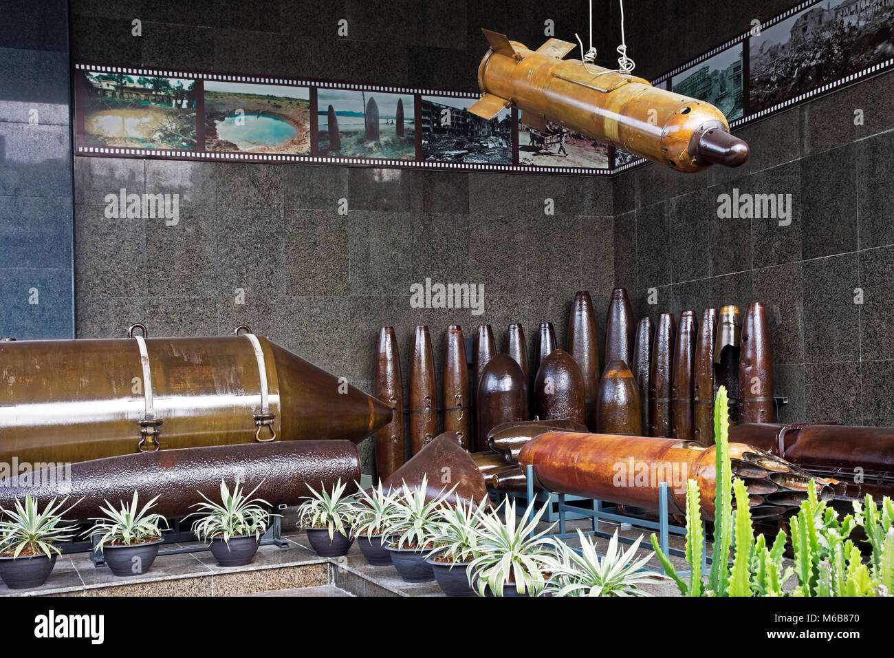 Bombe sul display nel Museo dei Resti della Guerra in Ho Chi Minh City Vietnam Foto Stock