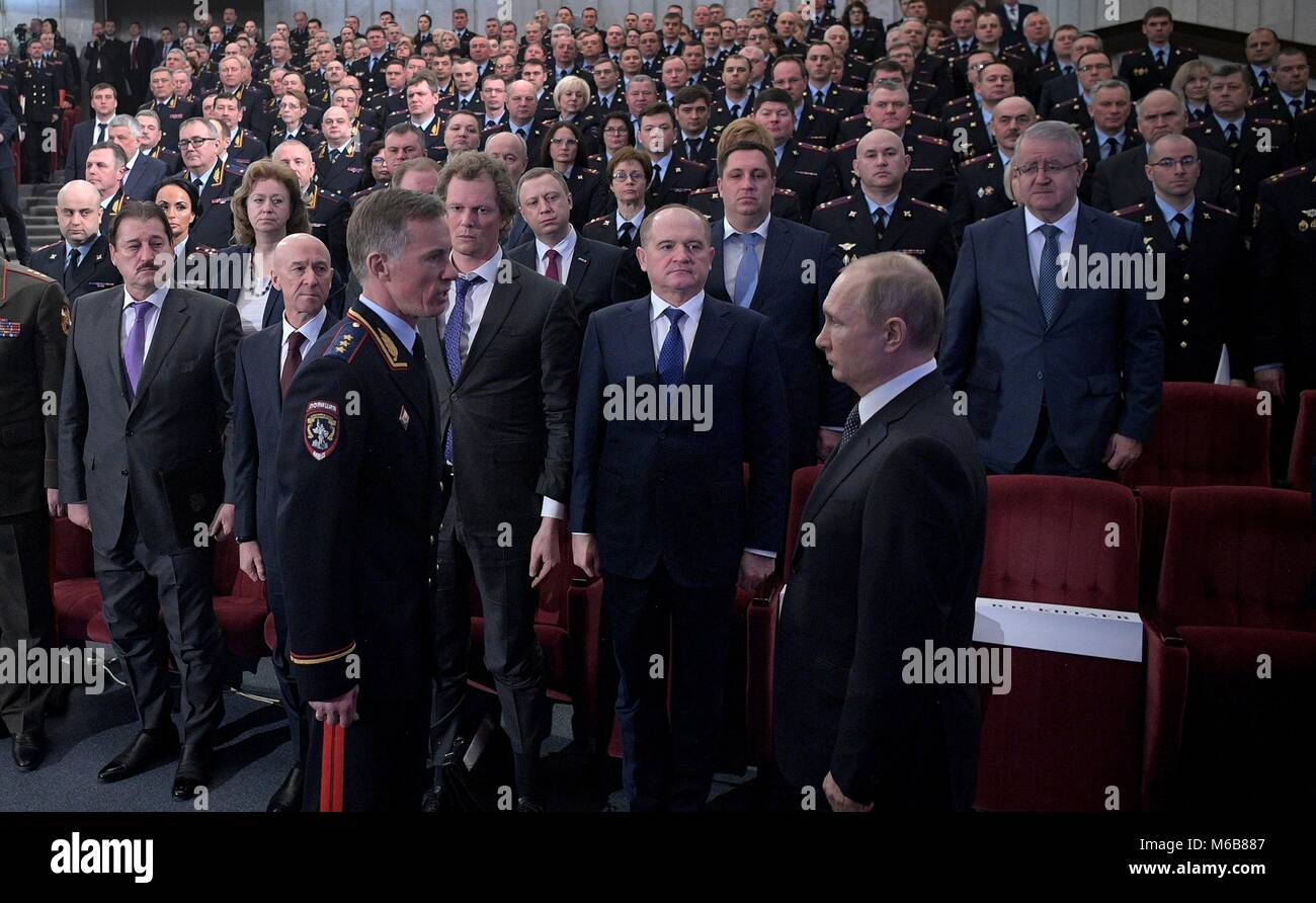Il presidente russo Vladimir Putin, a destra, viene accolto dal colonnello della polizia generale Alexander Gorovoi, sinistra, durante un incontro di espanso del ministero degli Interni Board Febbraio 28, 2018 a Mosca, in Russia. Foto Stock