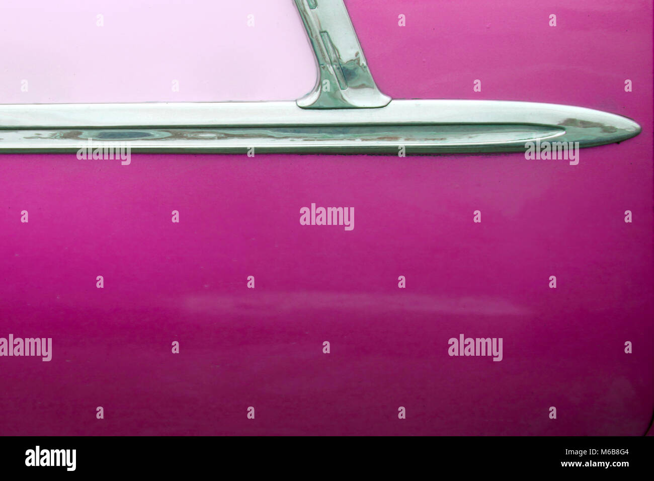 In prossimità di una porta rosa di un 1950 classic car, all Avana, Cuba. Foto Stock