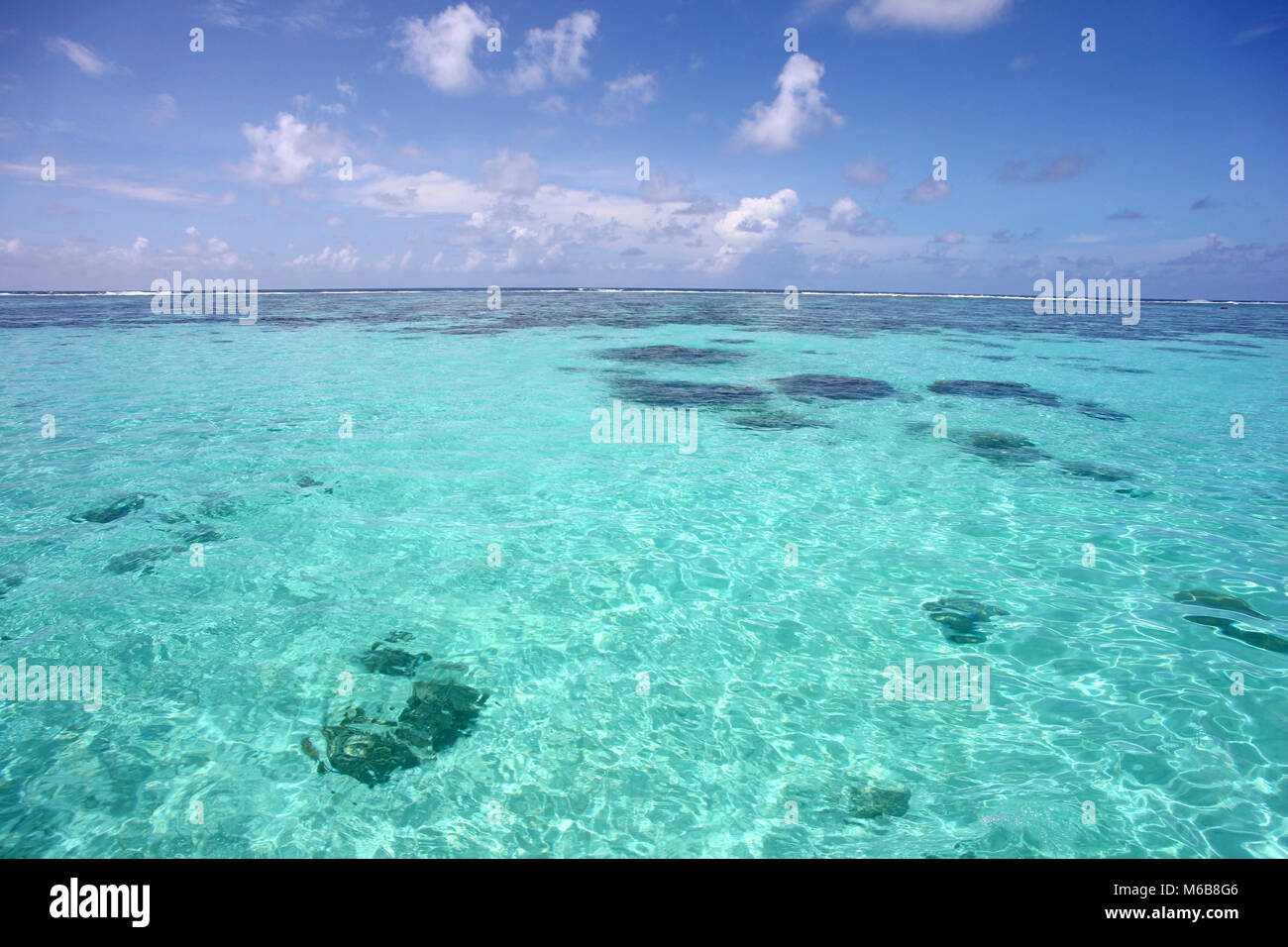 Tropical mar dei Caraibi, limpide acque turchesi e bellissimo cielo blu, Montego Bay, Giamaica. Foto Stock