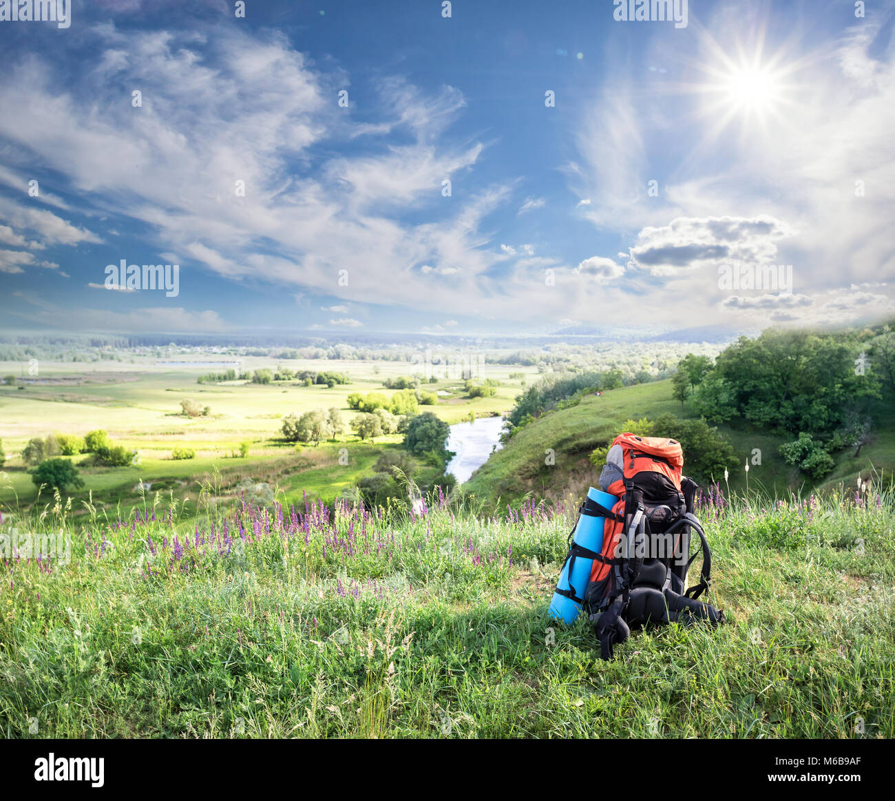 Zaino turistico in piedi in erba verde Foto Stock