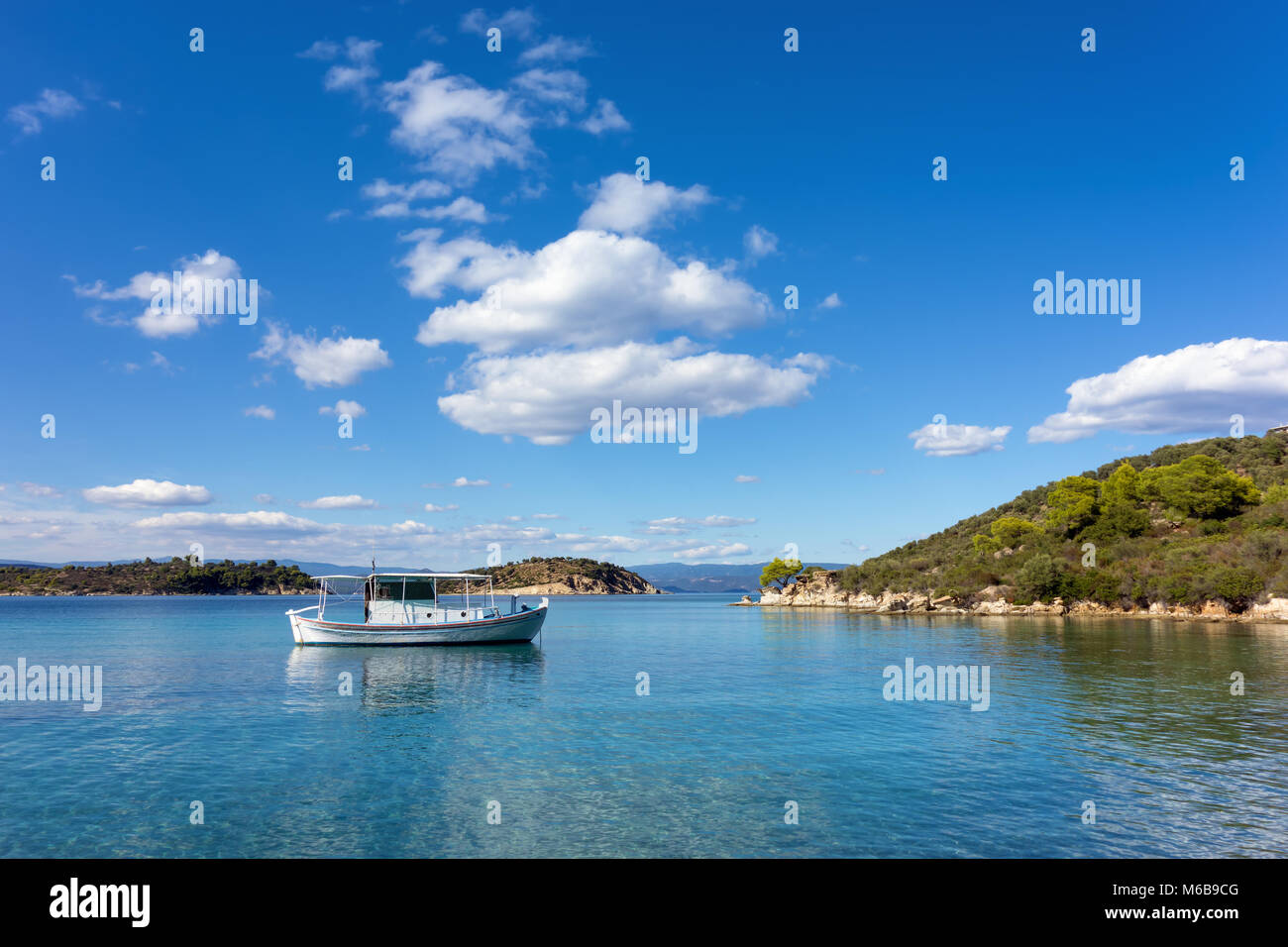 Una barca fishng sulle splendide acque del mare di Sithonia, Calcidica, Grecia Foto Stock